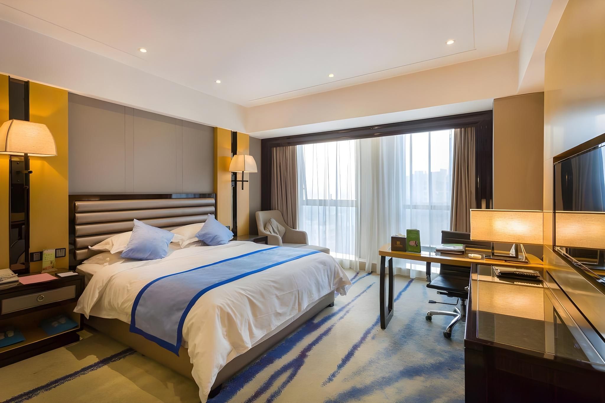 Queen Room with City View