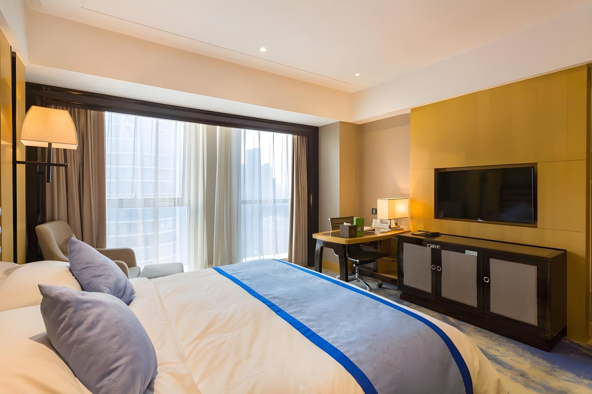 Queen Room with City View
