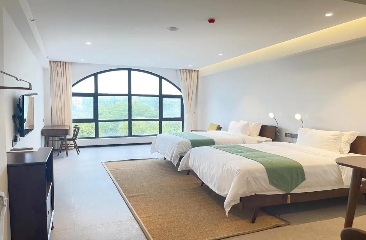 Light and Extravagant Twin Room - Movie Included