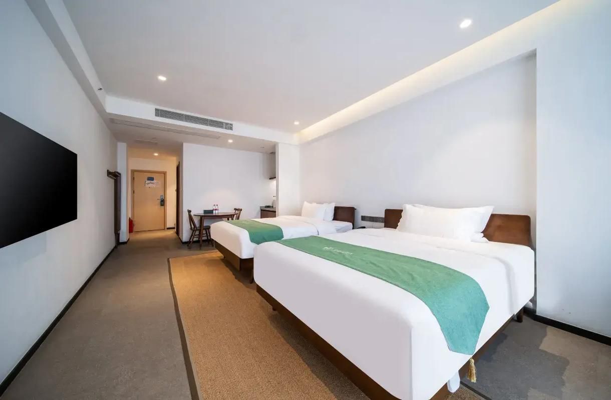Light and Extravagant Twin Room - Movie Included