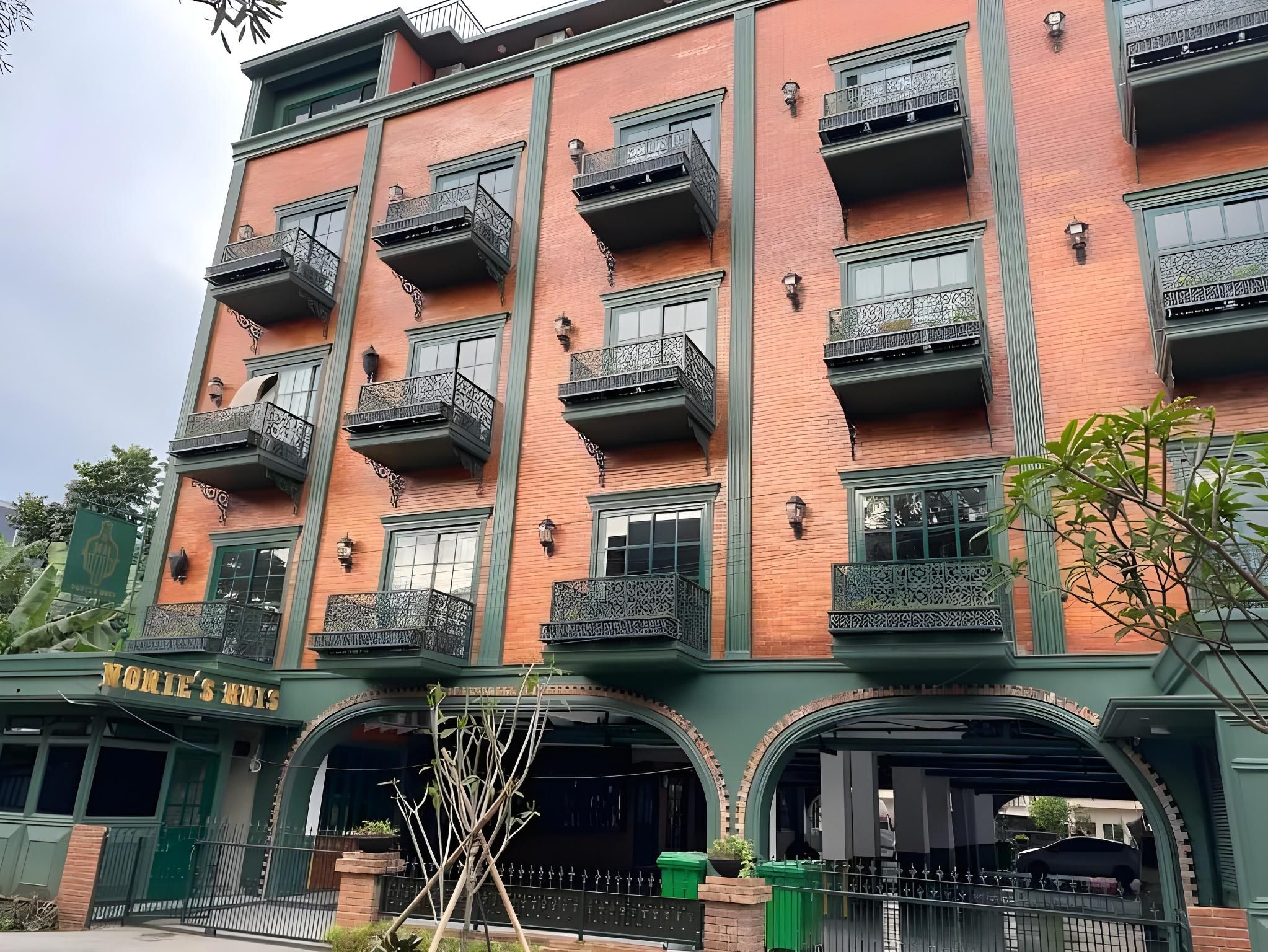 Nonie's Huis Hotel & Restro