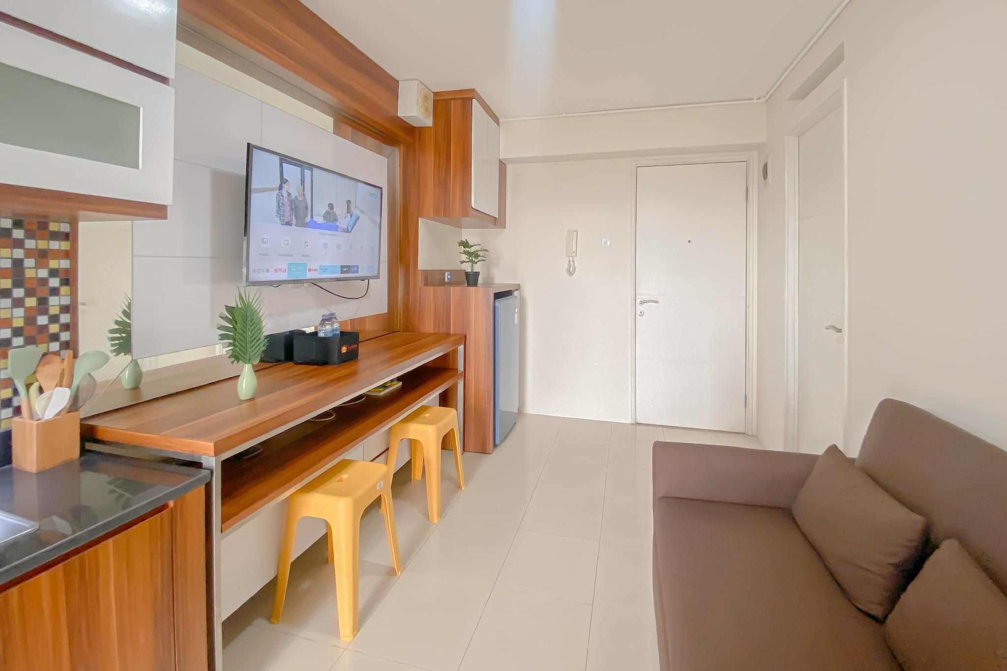 Comfort Stay 1BR at Bassura City Apt By Travelio