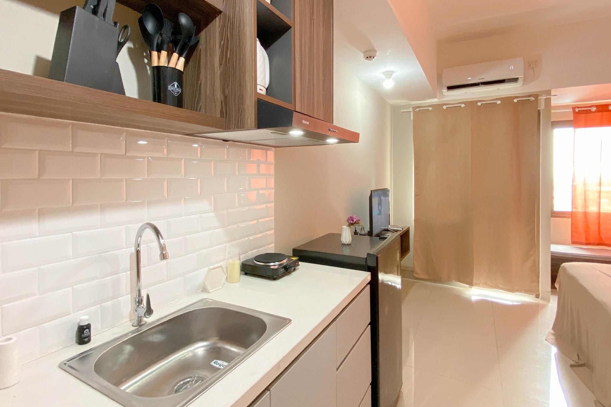 Warm Cozy Studio LRT City Jatibening By Travelio