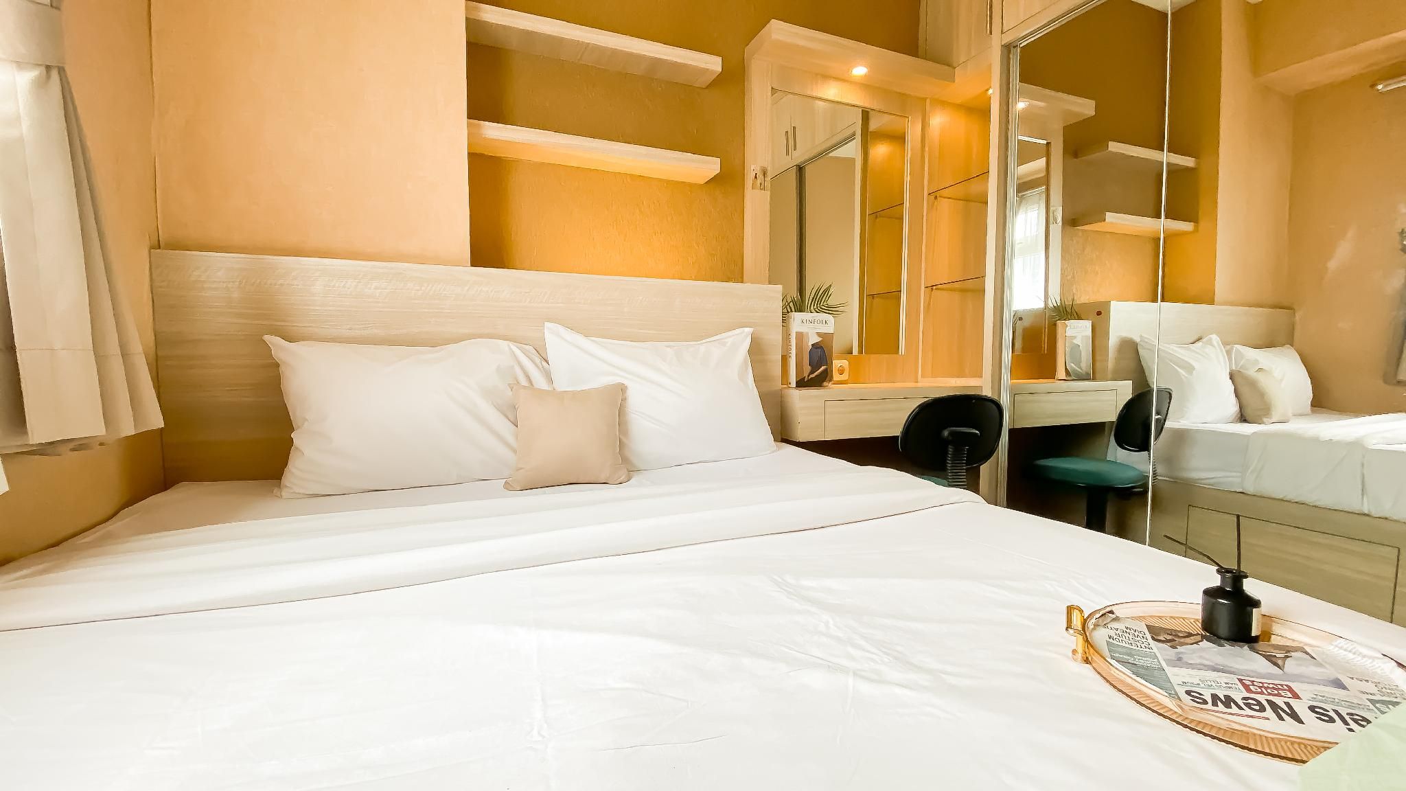 Comfy 2BR Near Mall Green Pramuka City By Travelio