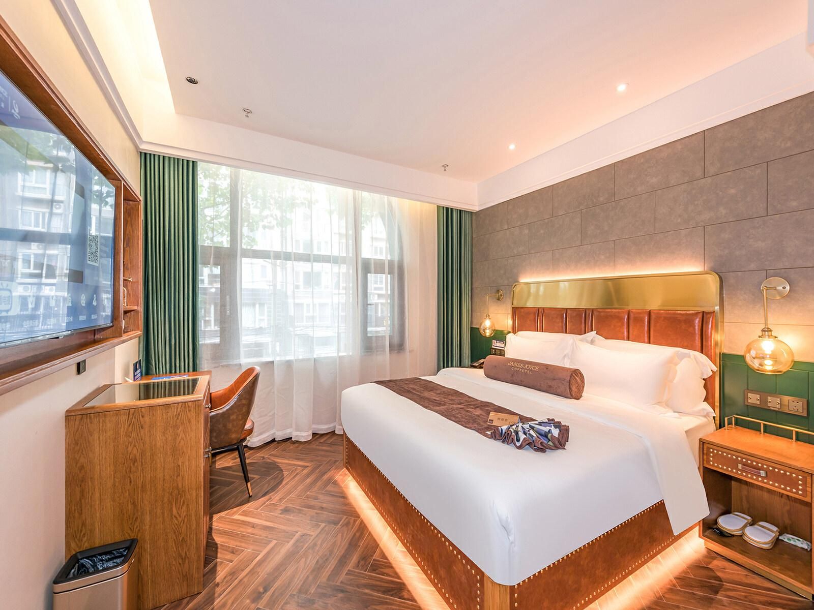 Deluxe Queen Room