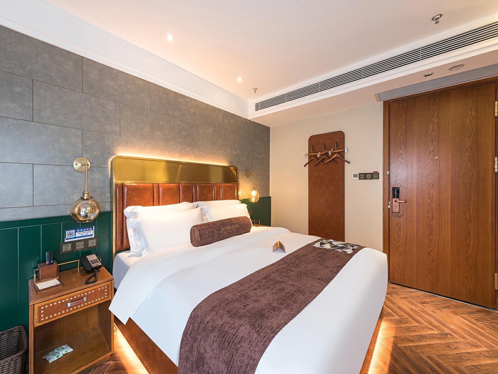 James Joyce - Feifan Bed Room With View