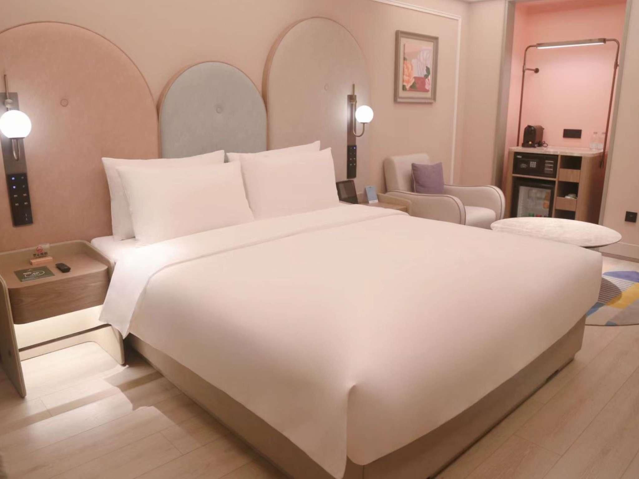 Executive Suite with One King-size Bed