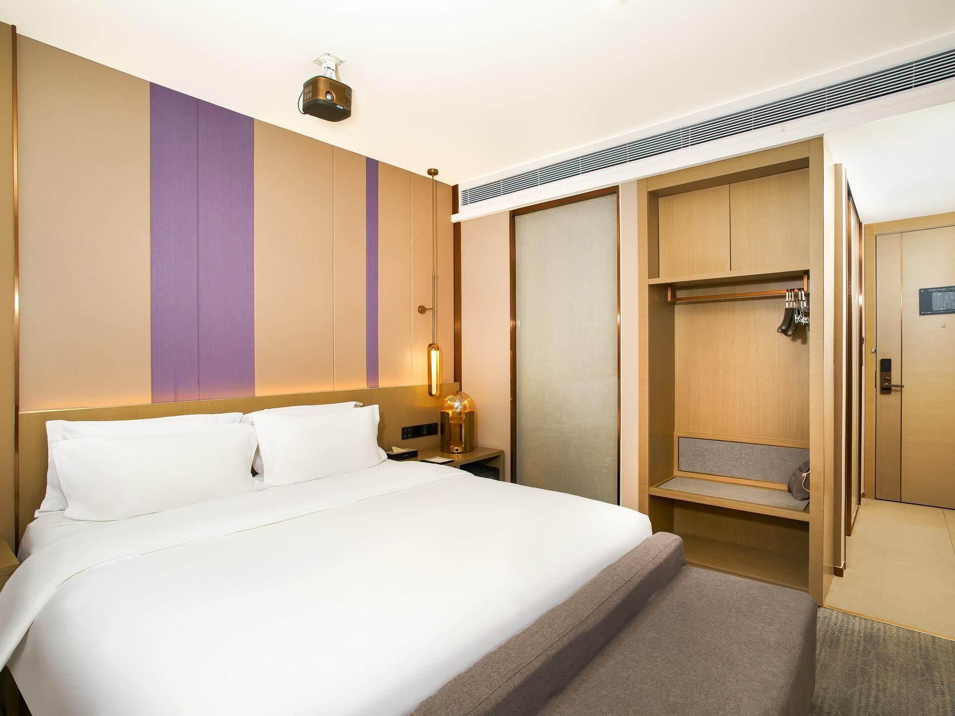 Business King Room
