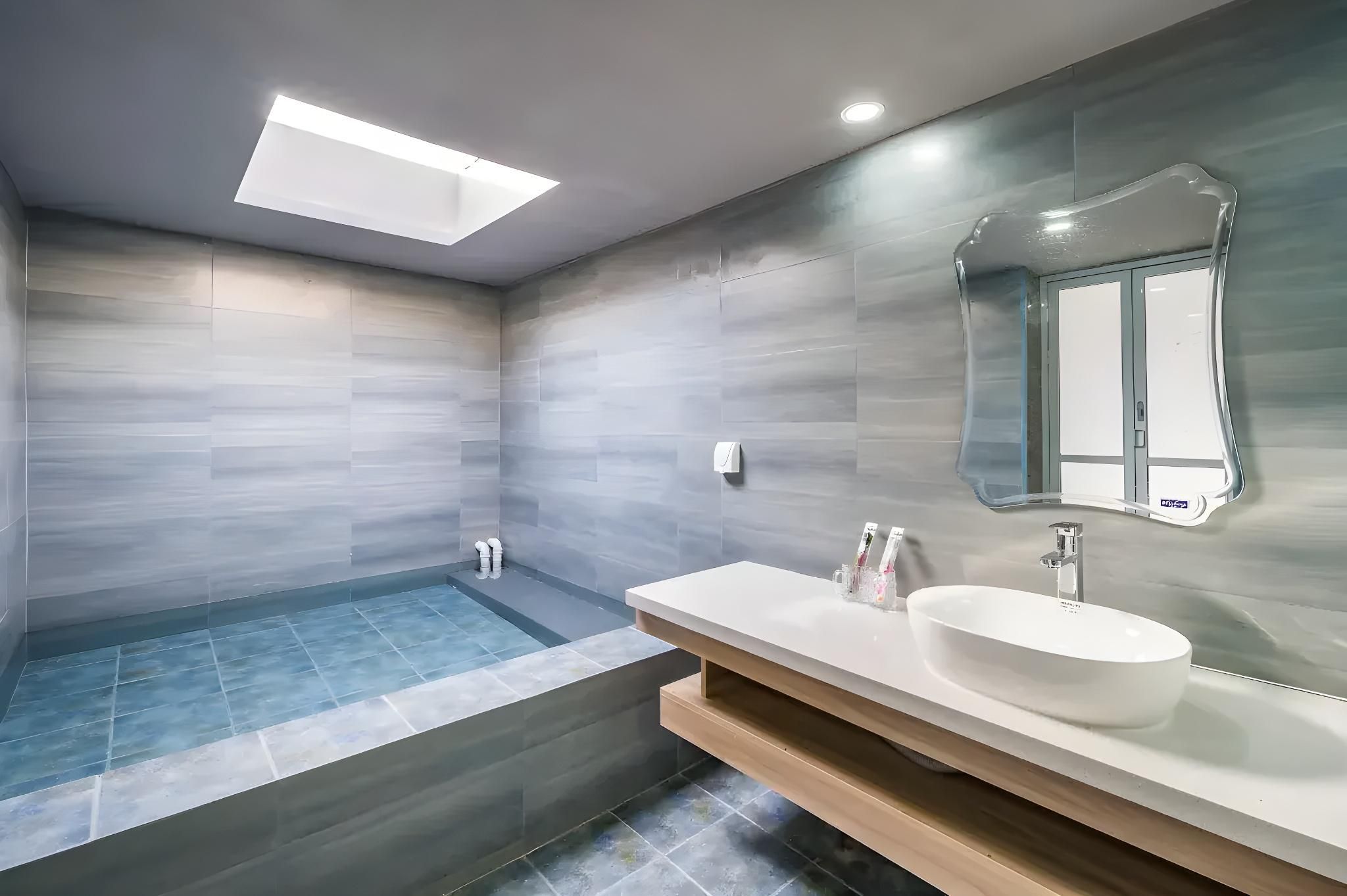 GTR - Guest Room with One 1.8M Bed