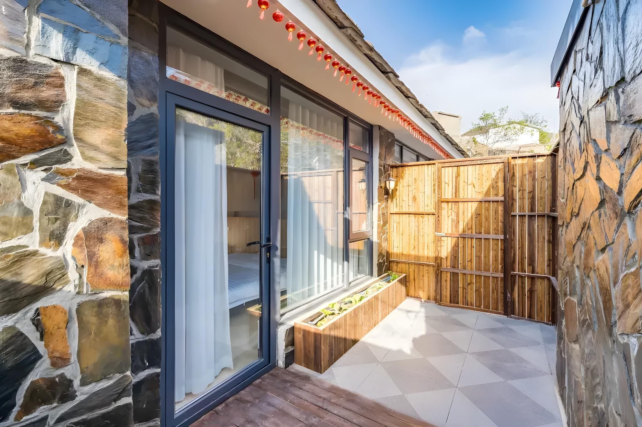 GTR - Guest Room with One 1.8M Bed