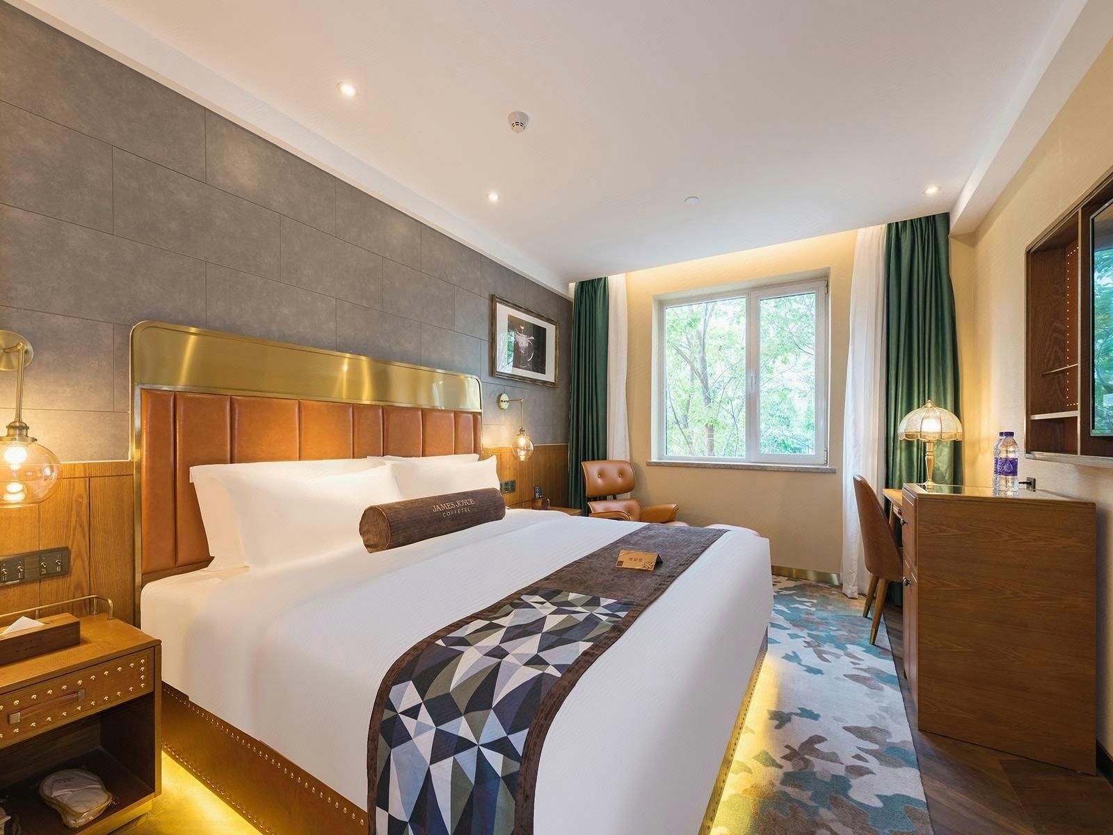 James Joyce - Feifan Delux Bed Room