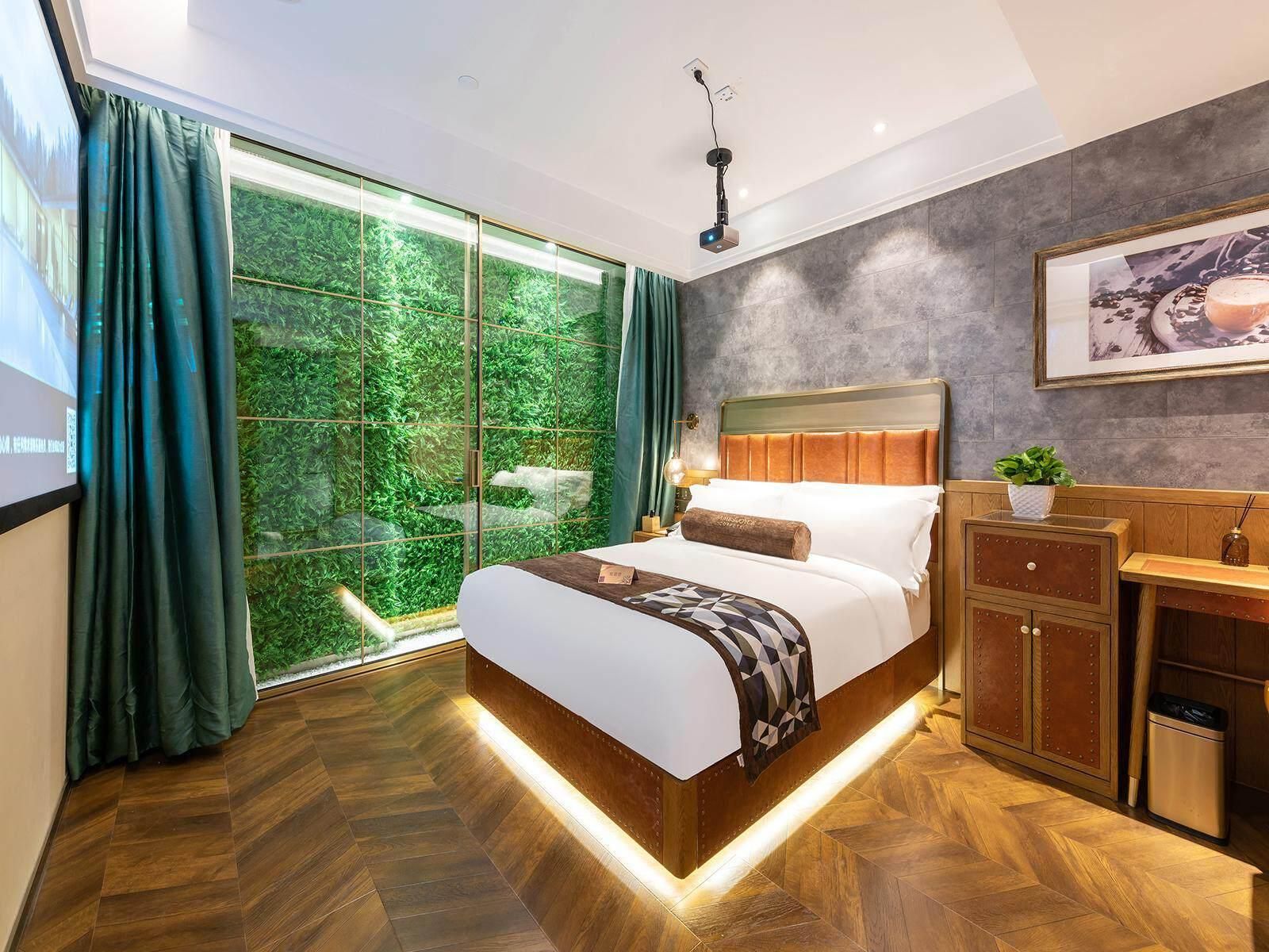 James Joyce - Feifan Bed Room With View