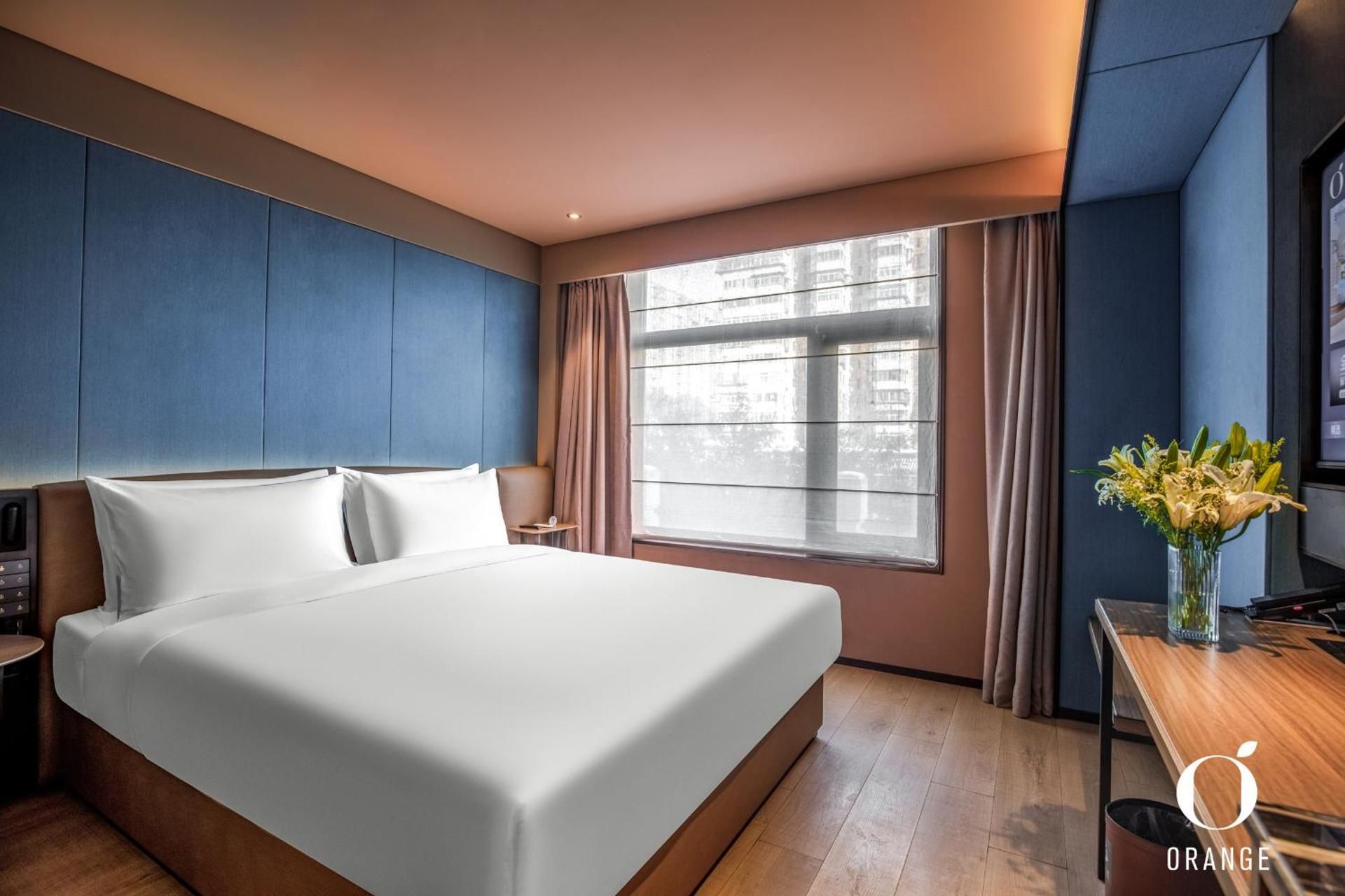 Sunshine Deluxe King Room