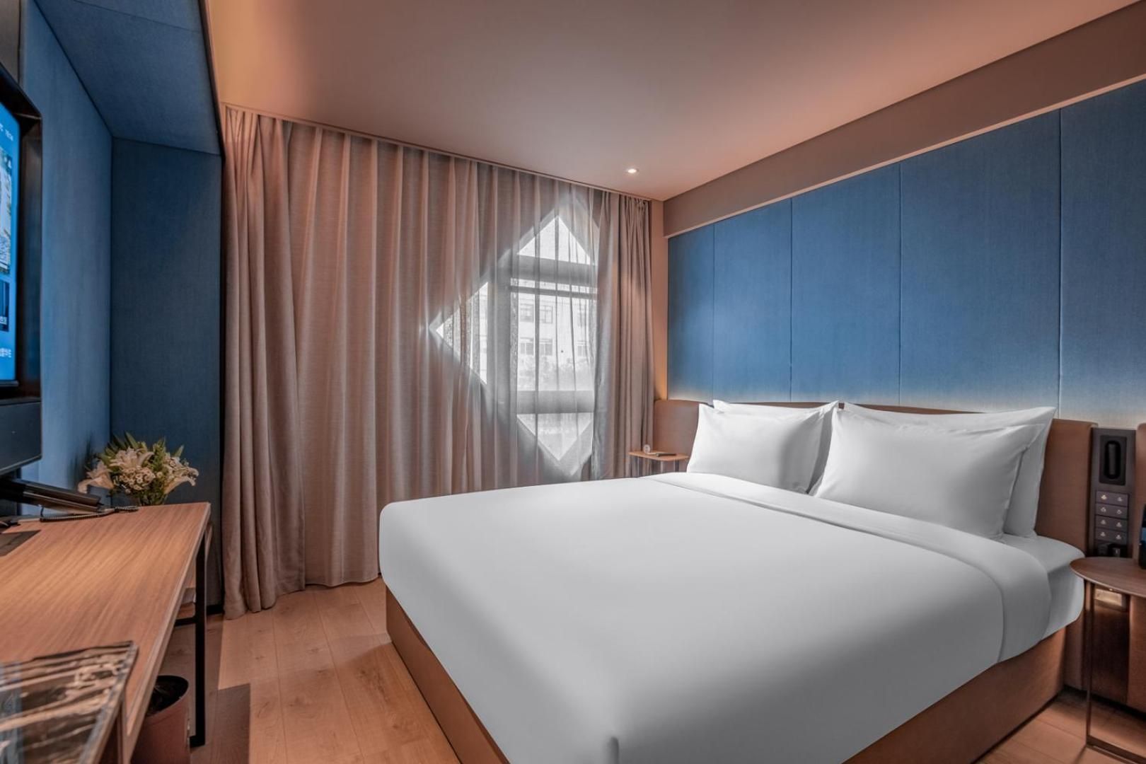 Orange King Room