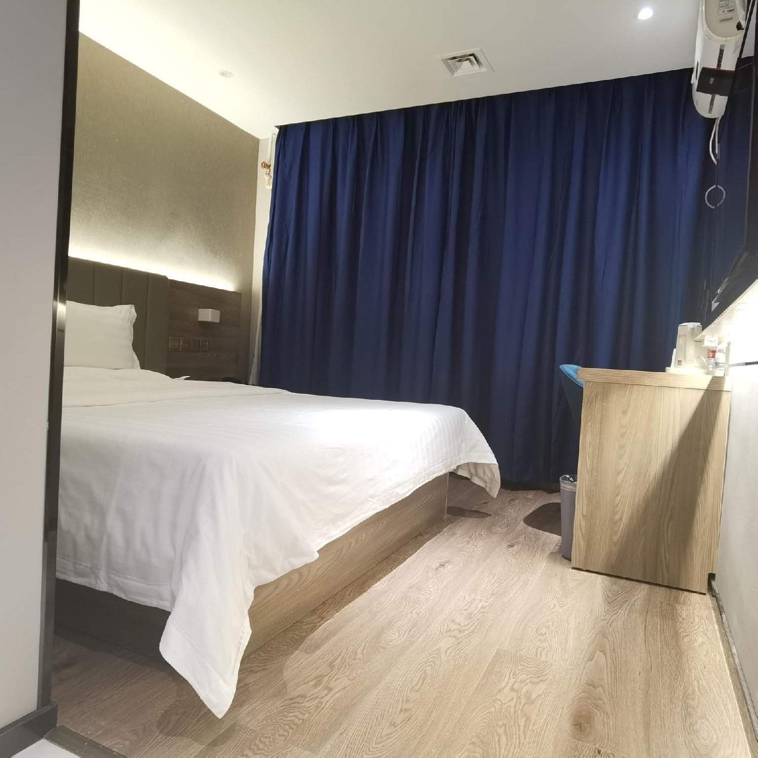 WH - Holiday Theme Room