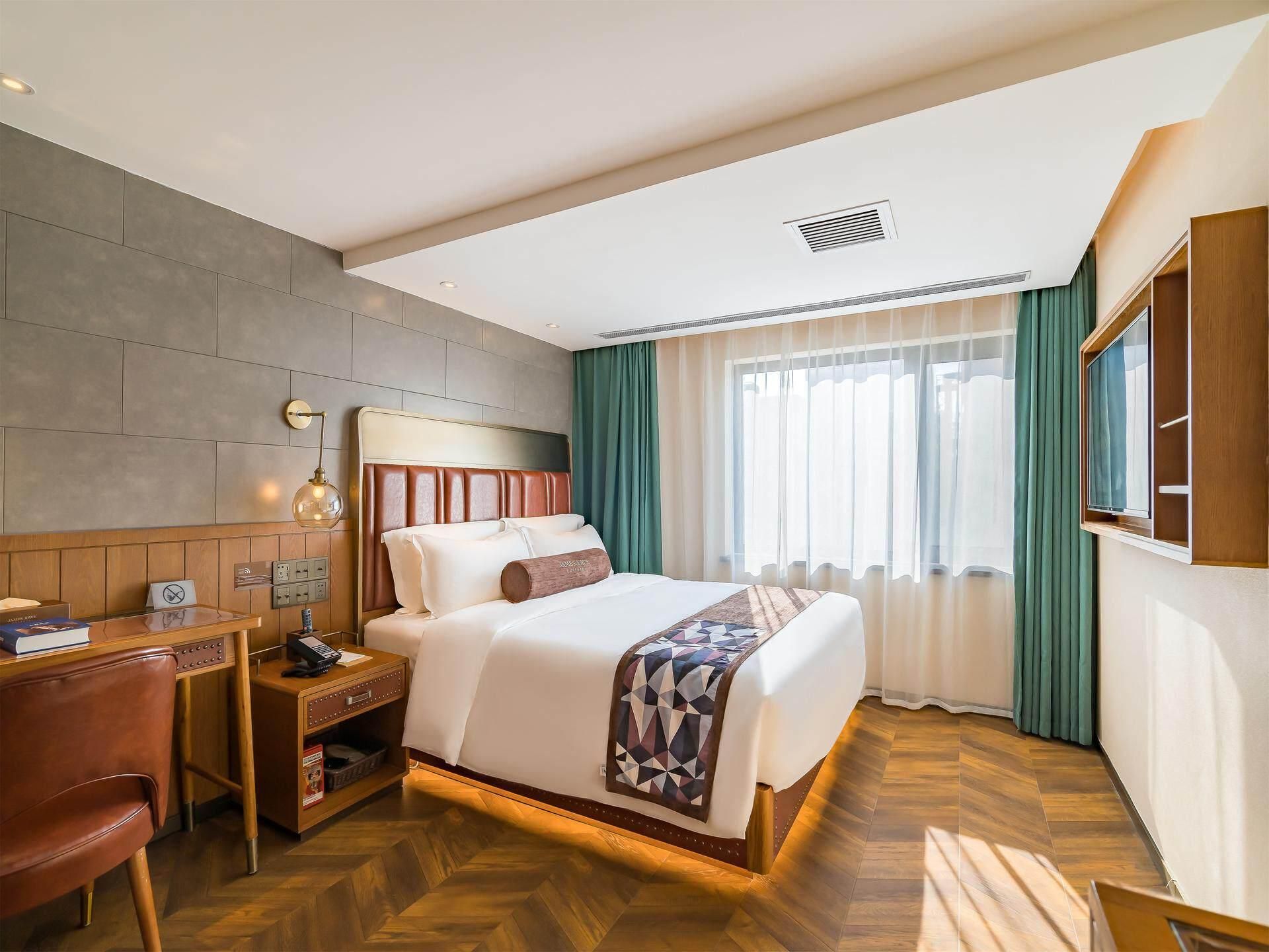 James Joyce - Feifan Delux Bed Room