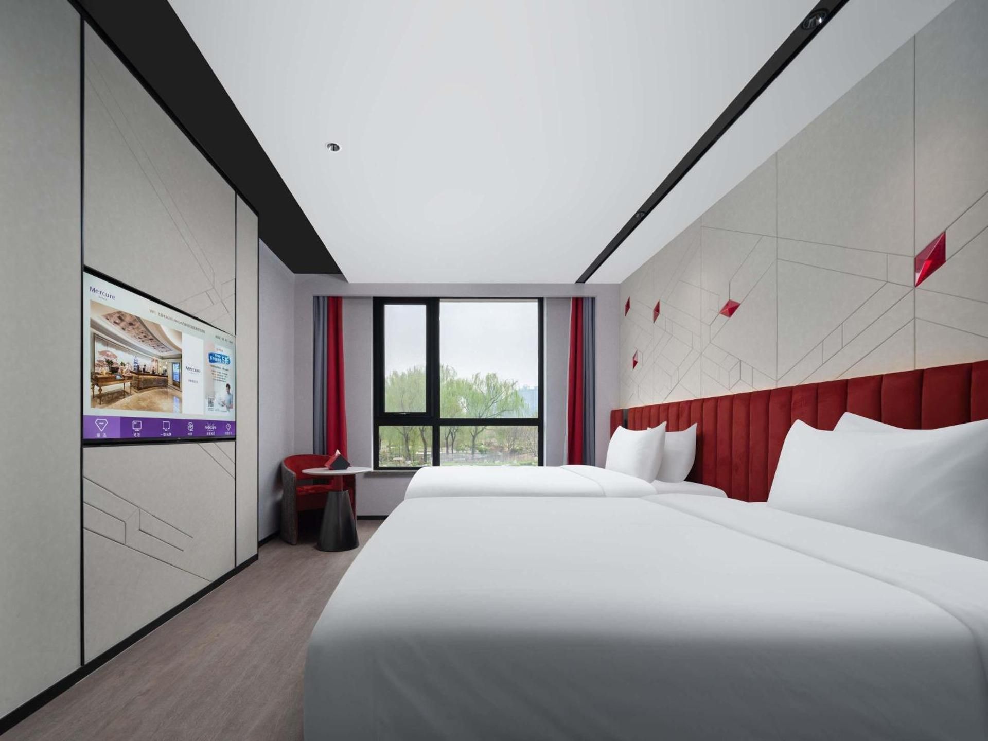 Superior room with two single beds garden side
