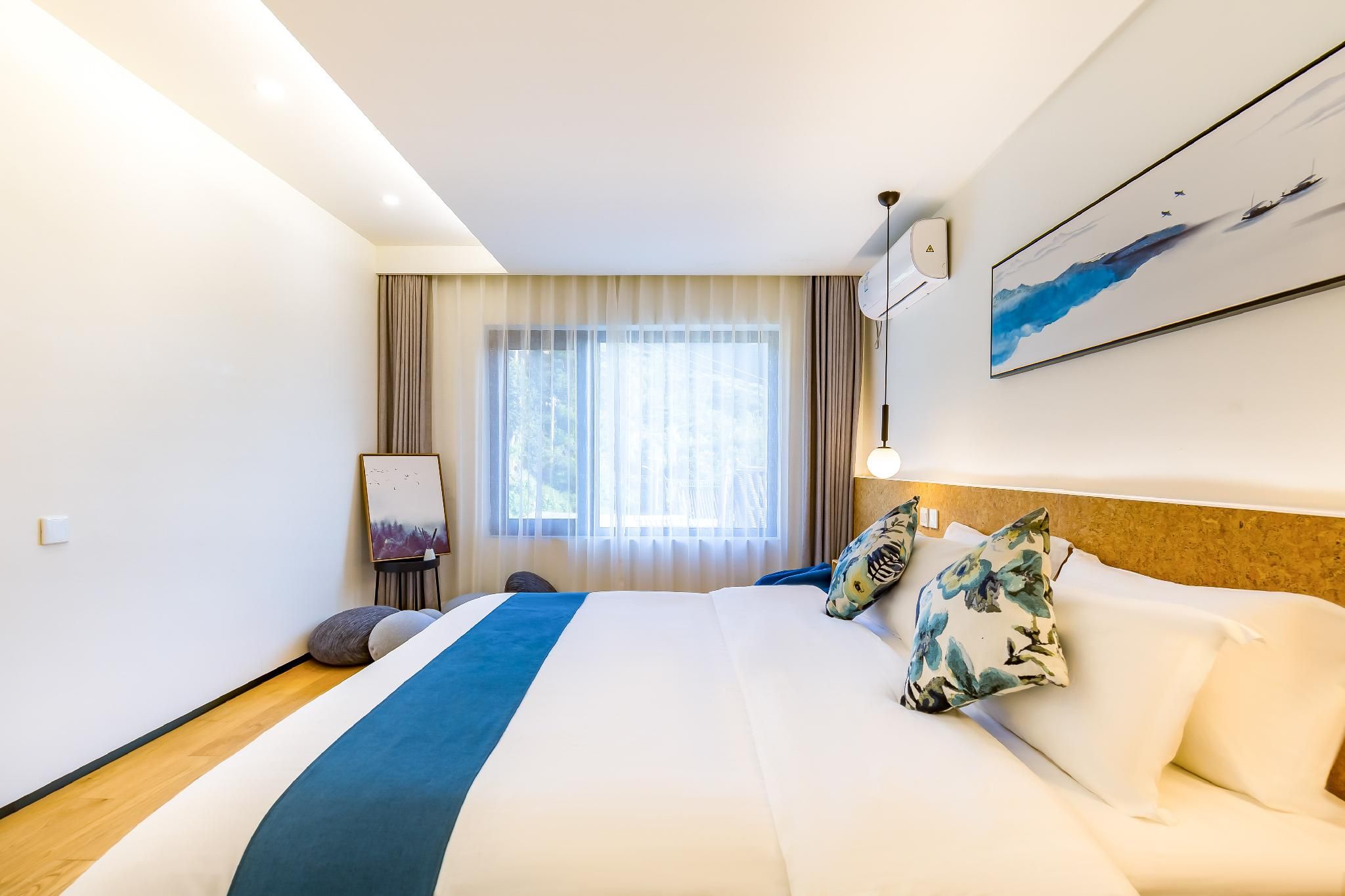 Room with Queen Bed