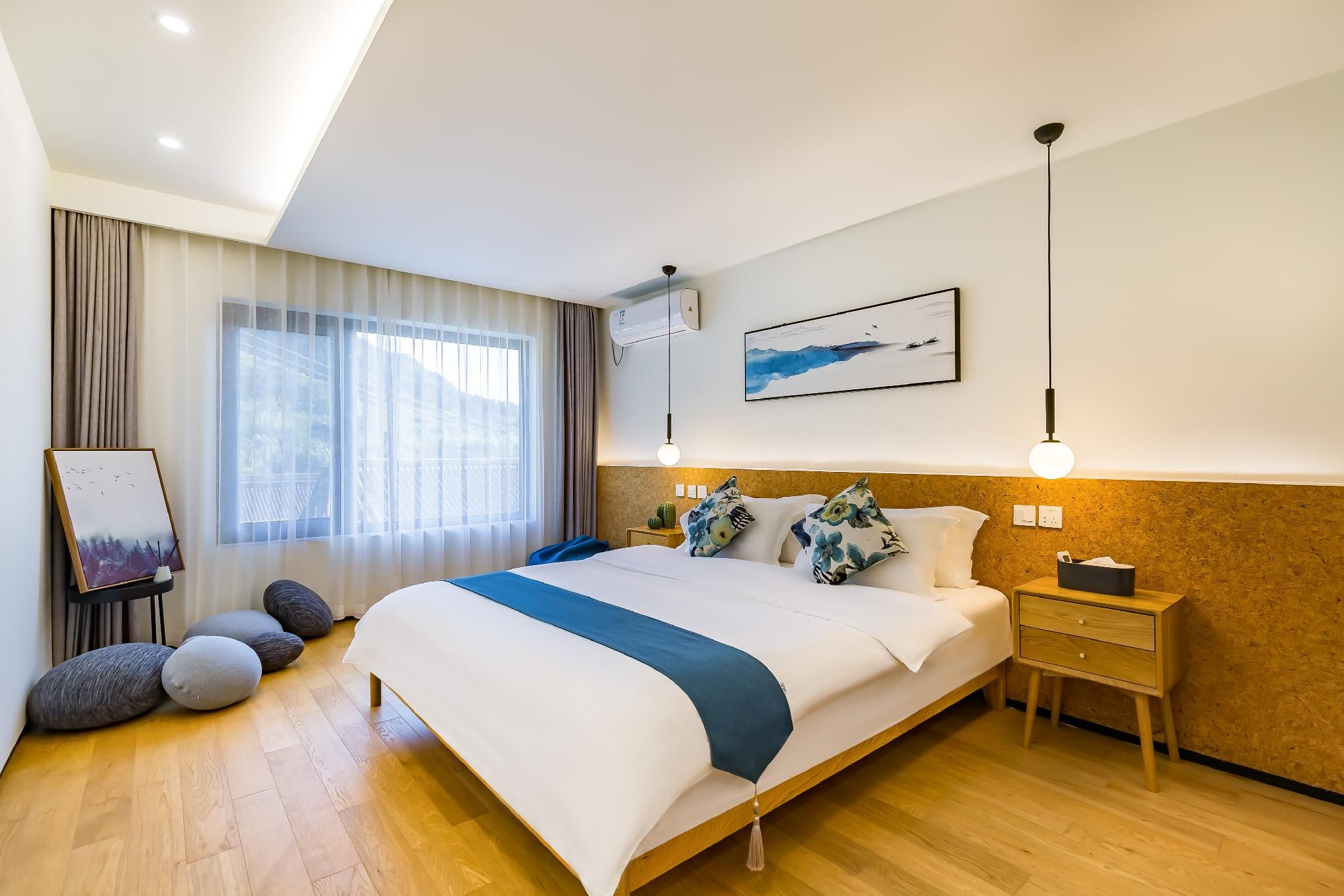 Room with Queen Bed