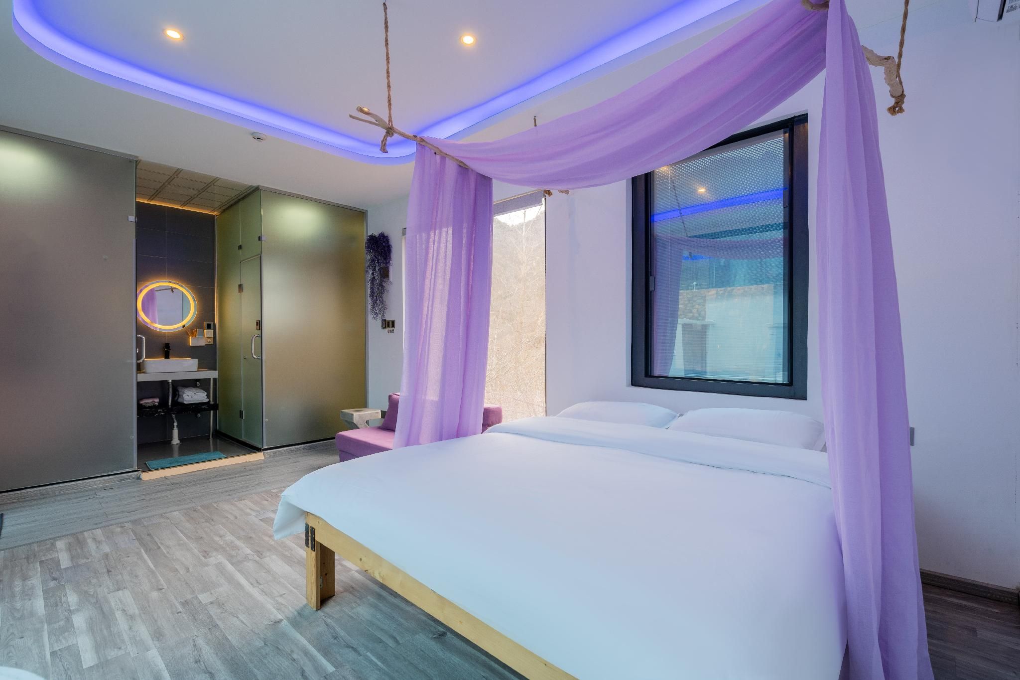 Mountain View King Room