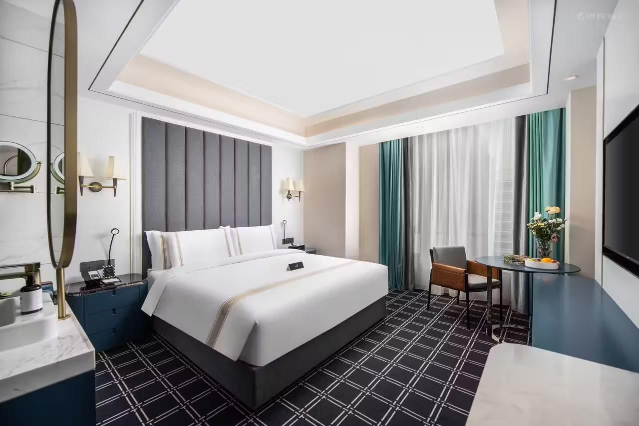 Deluxe Pure King Room