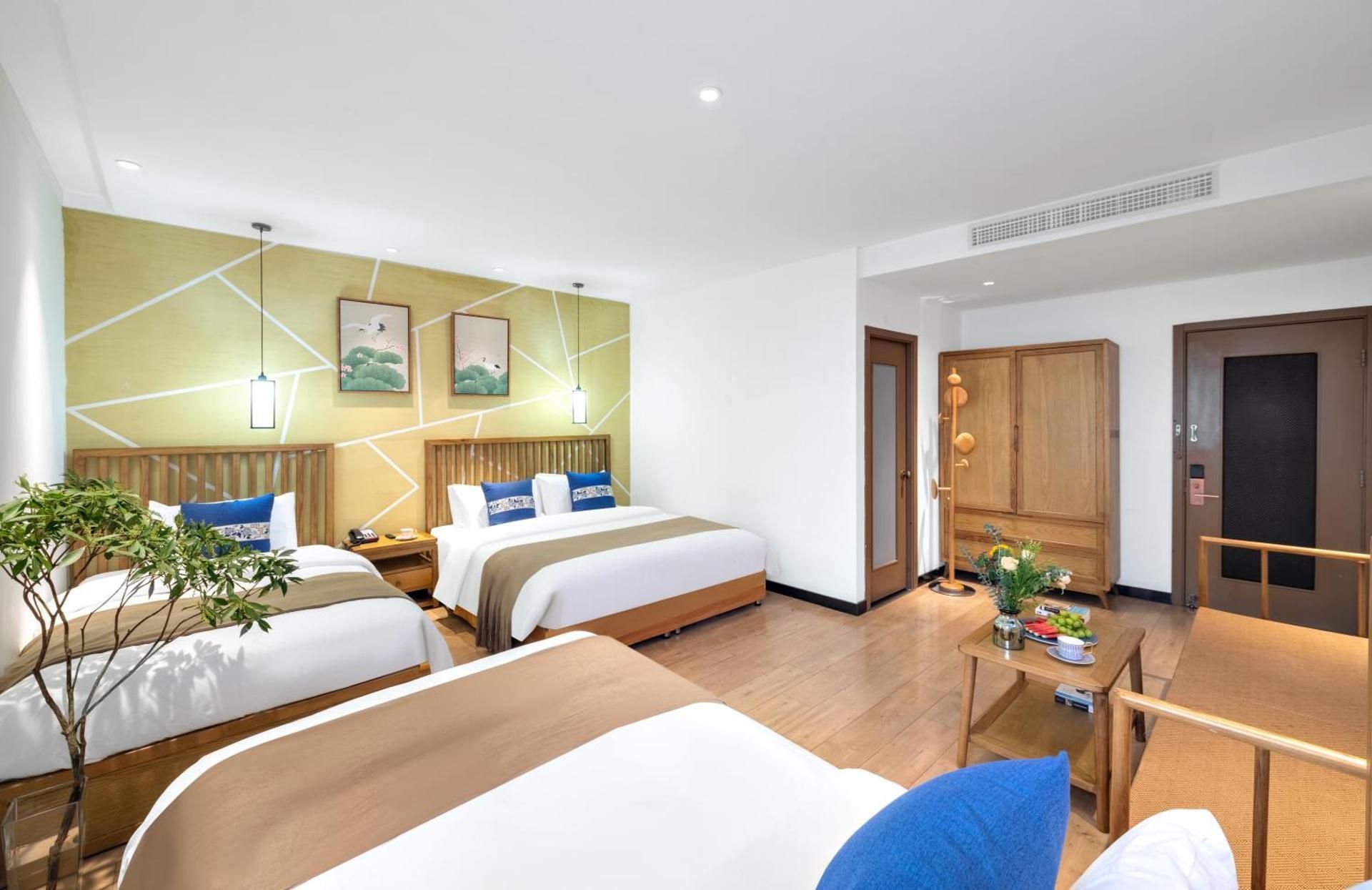 Chinese Classic Family Room with One King Bed and Two Single Beds