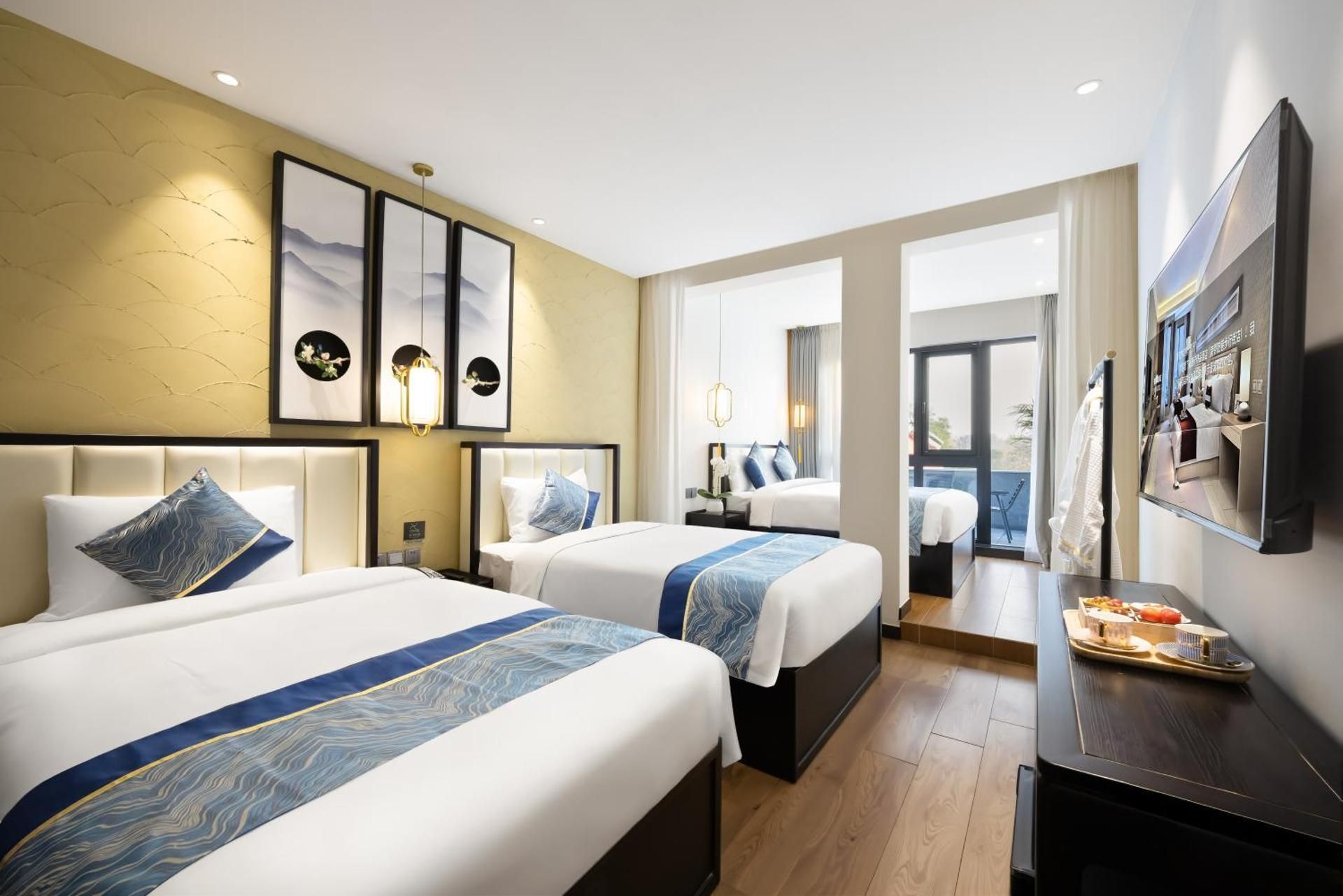 Chinese Classic Terrace Family Room with One King Bed and Two Single Beds