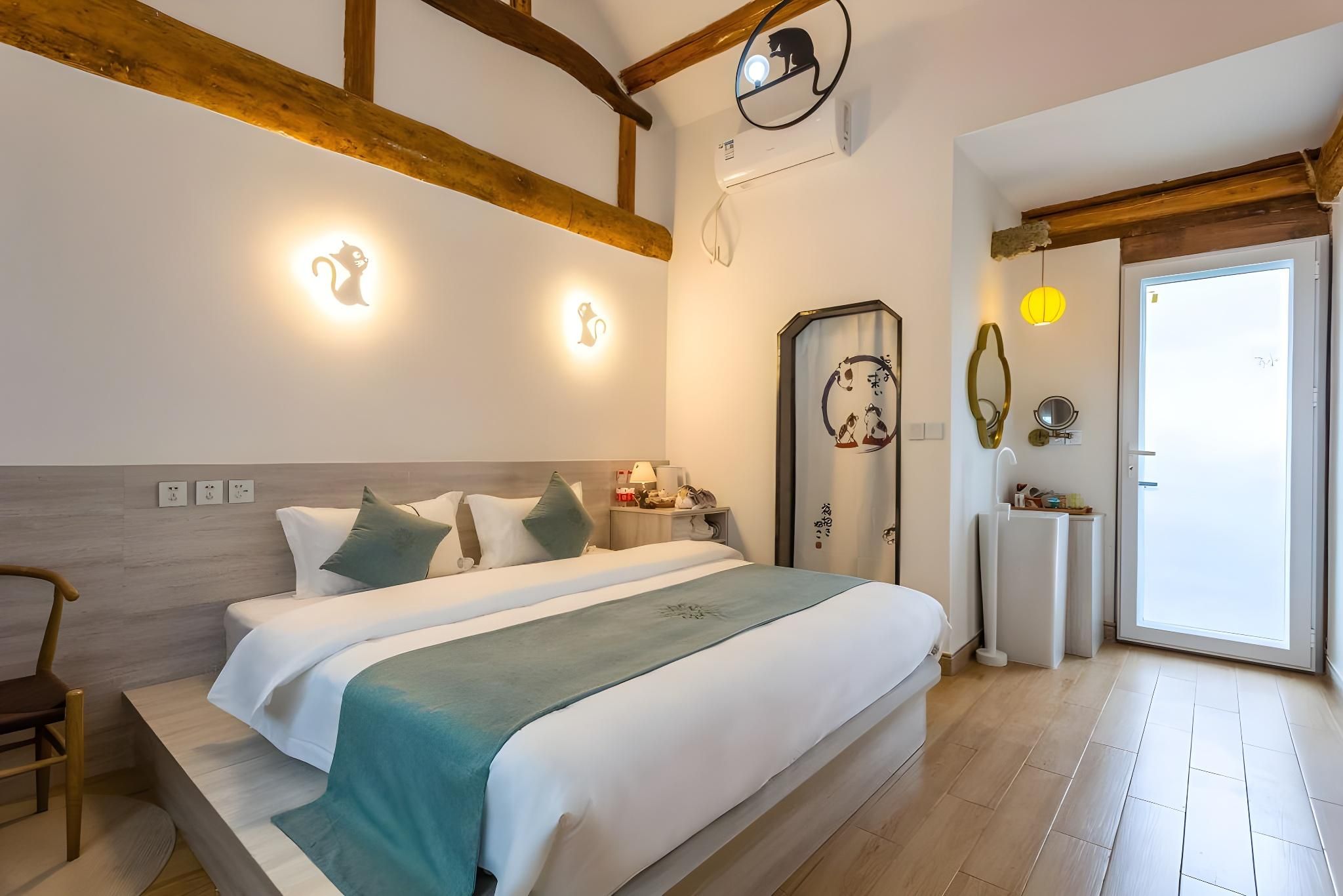 Room with Queen Bed