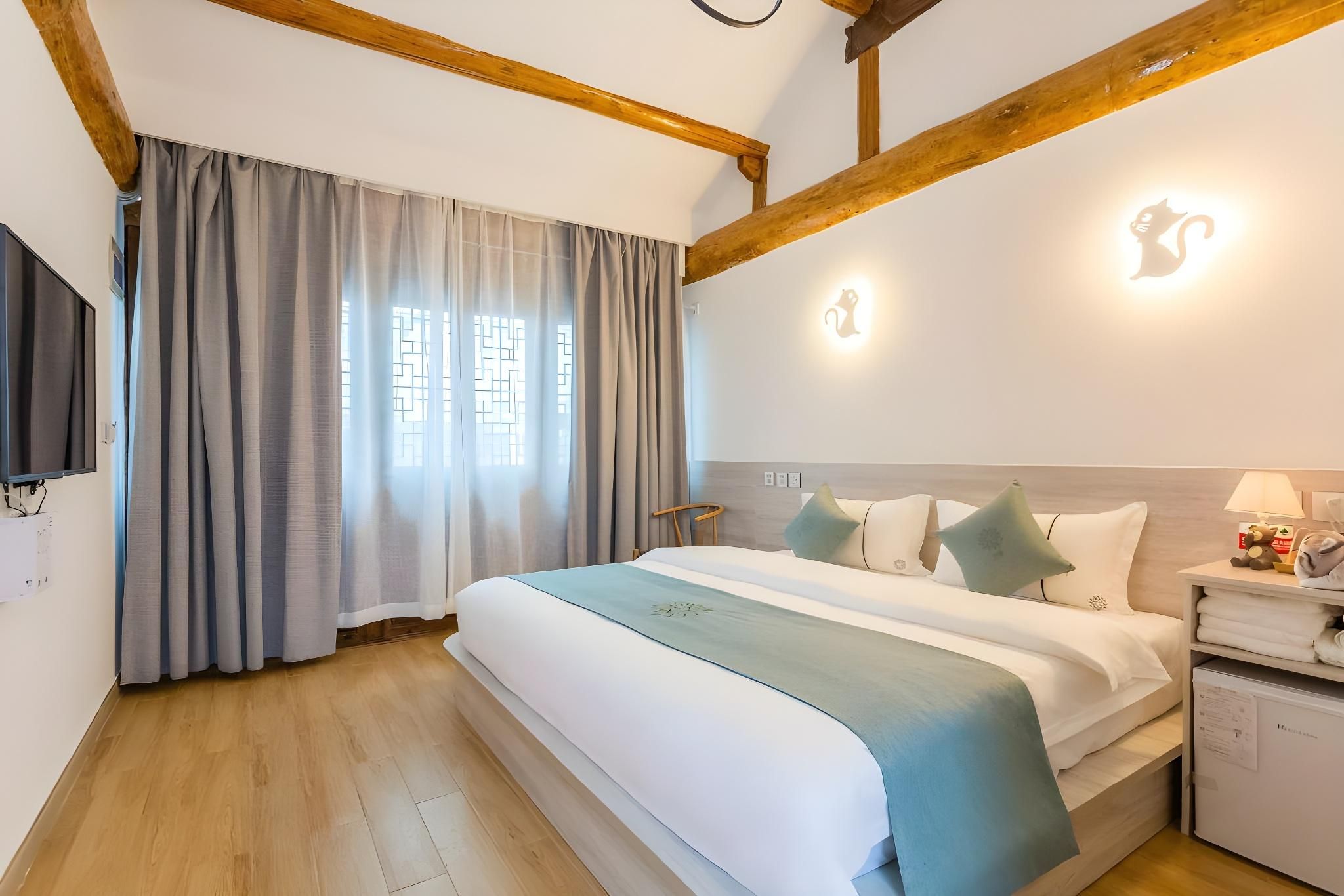 Room with Queen Bed