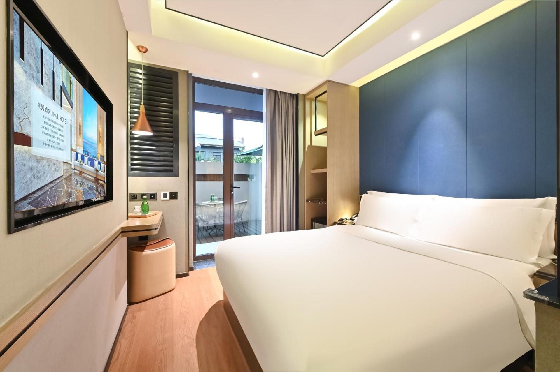 Courtyard Queen Room
