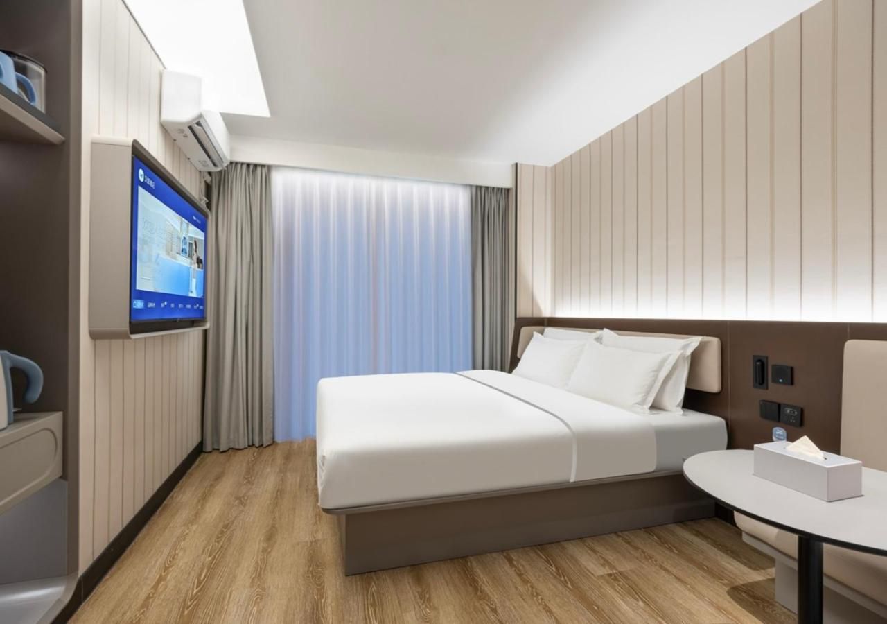 Business Queen Room