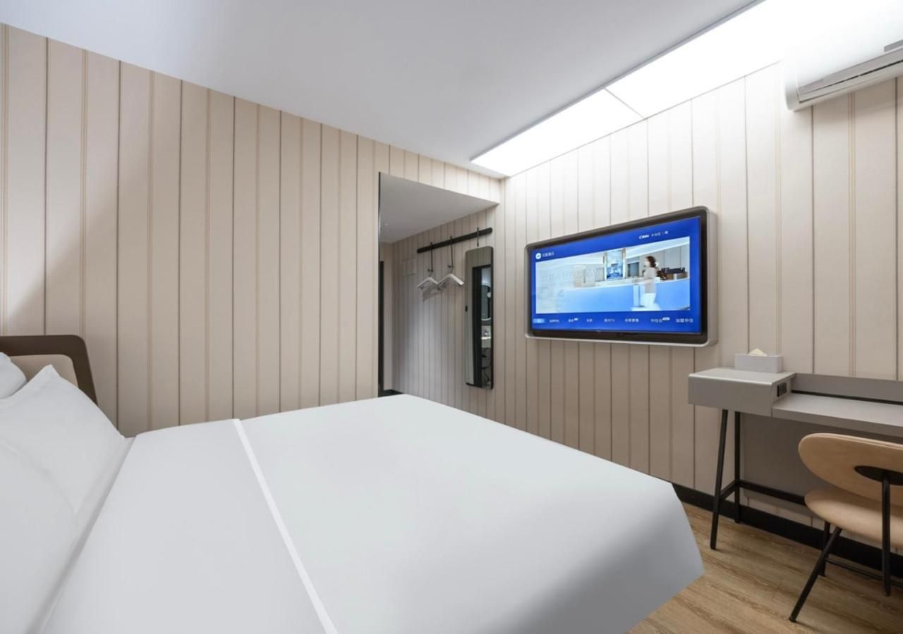 Standard Queen Room