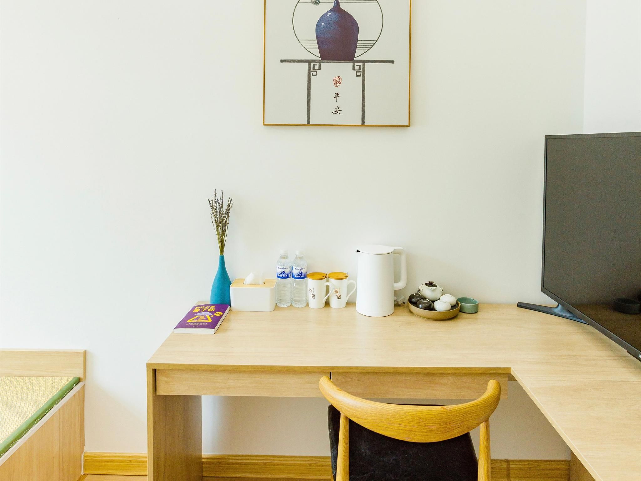 Bureau Queen