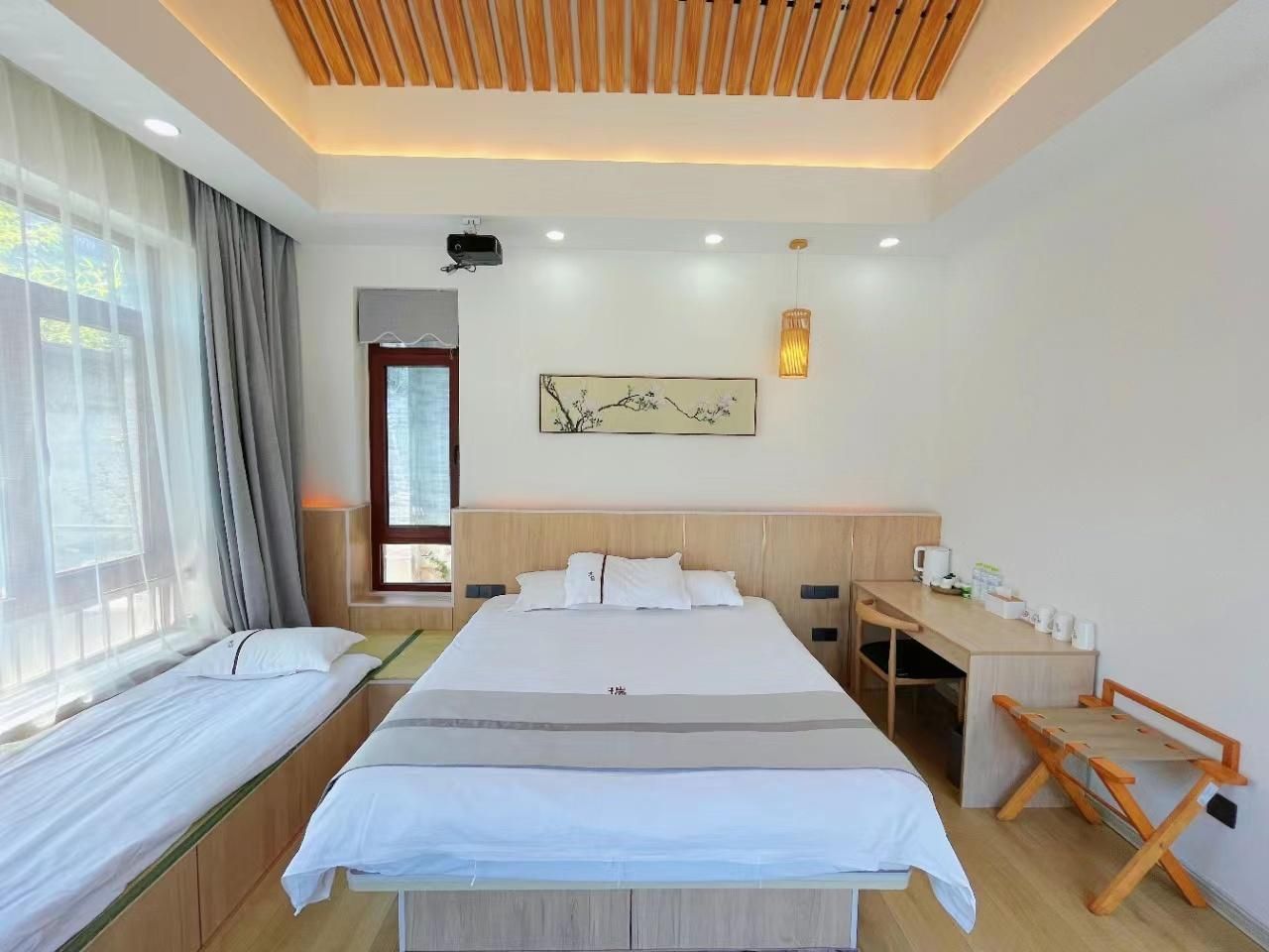 Family Room with Nature - Kid-Friendly
