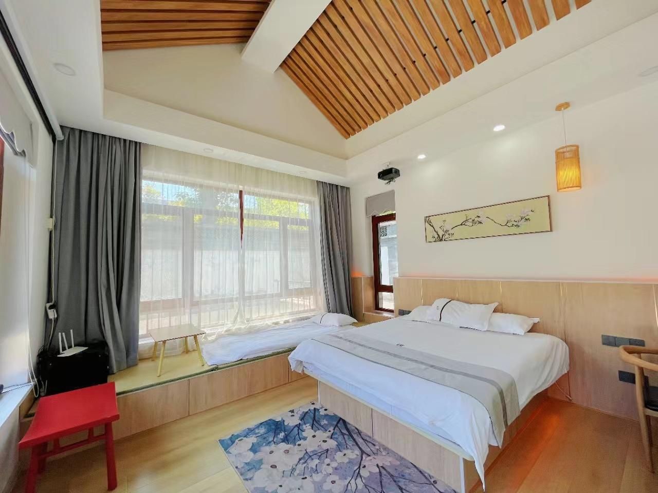 Family Room with Nature - Kid-Friendly