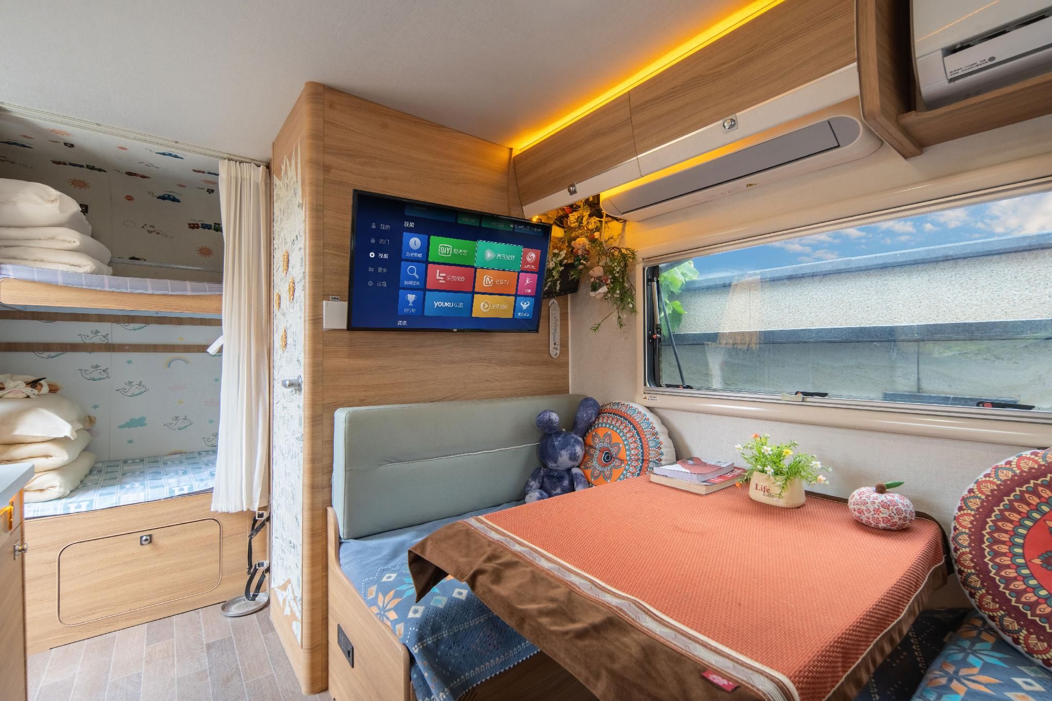 Floral Hotel Qingdao Free Travel Seaside Homestay Caravan