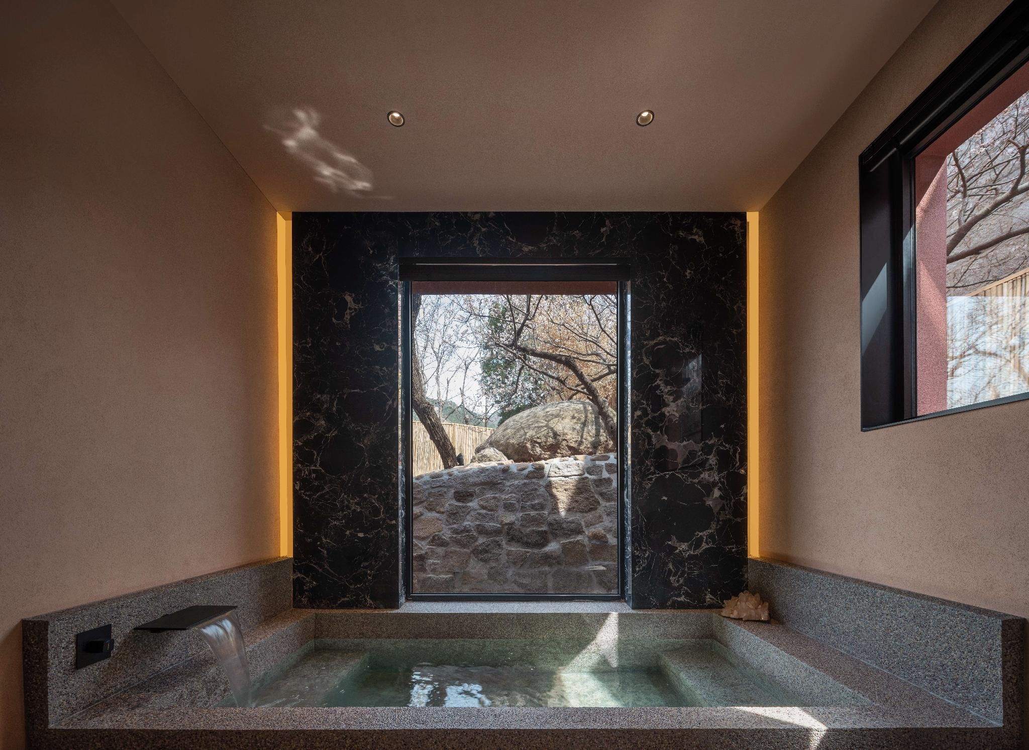 Courtyard View Queen Room