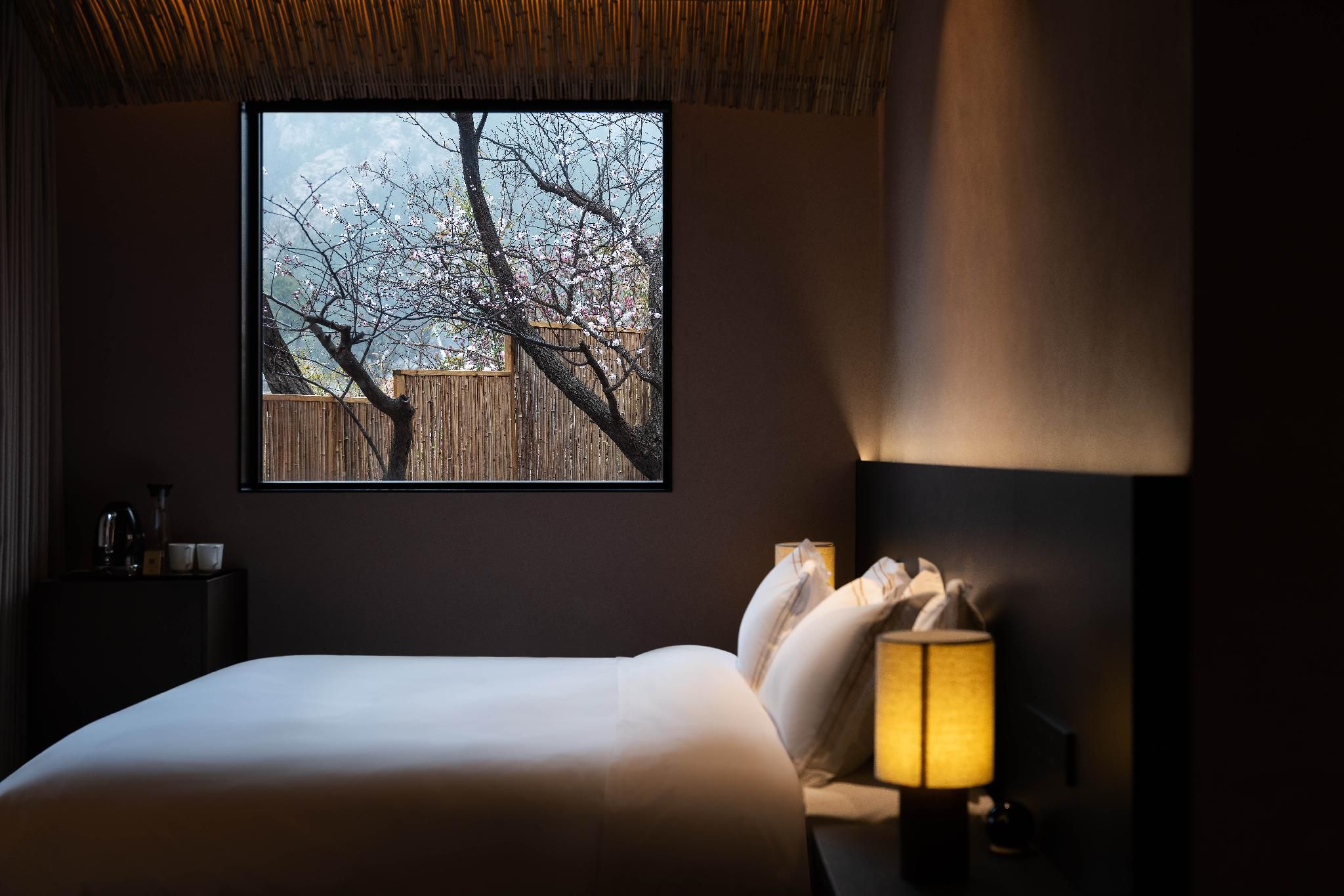 Courtyard Queen Room
