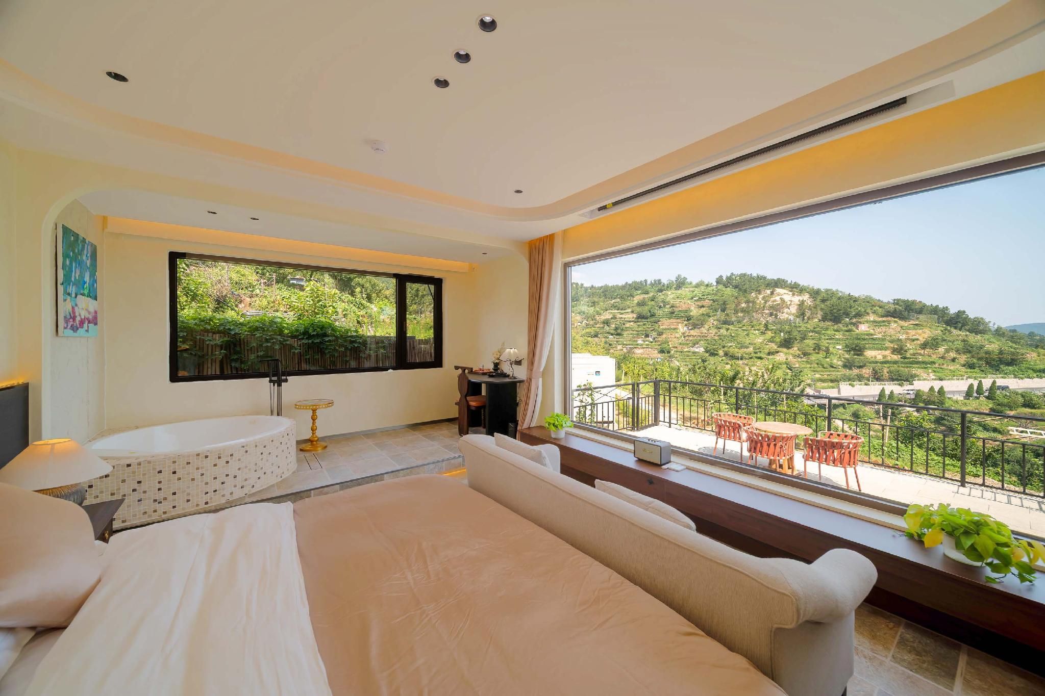Deluxe Double Room with Side Sea View