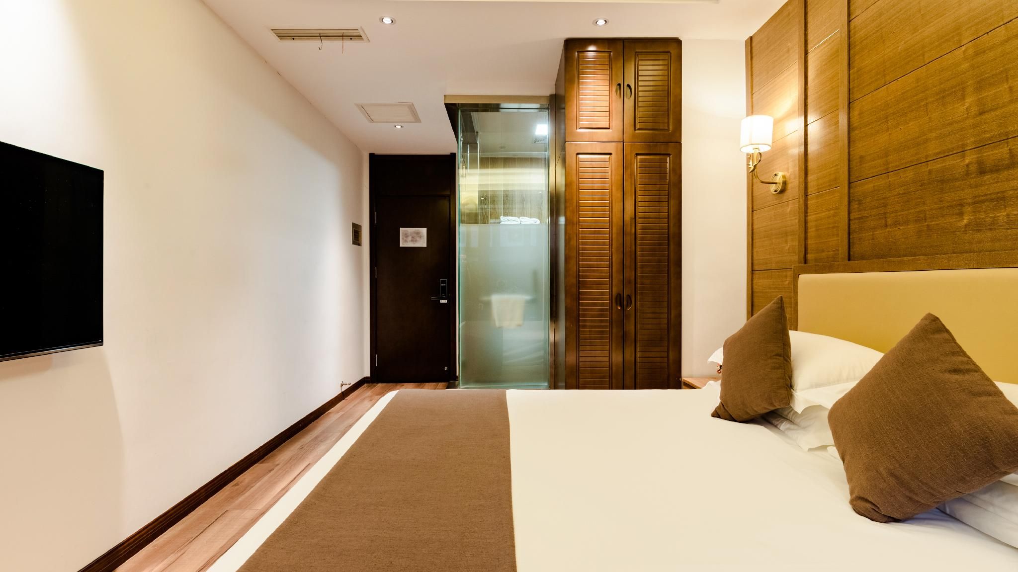 Warm Queen Room