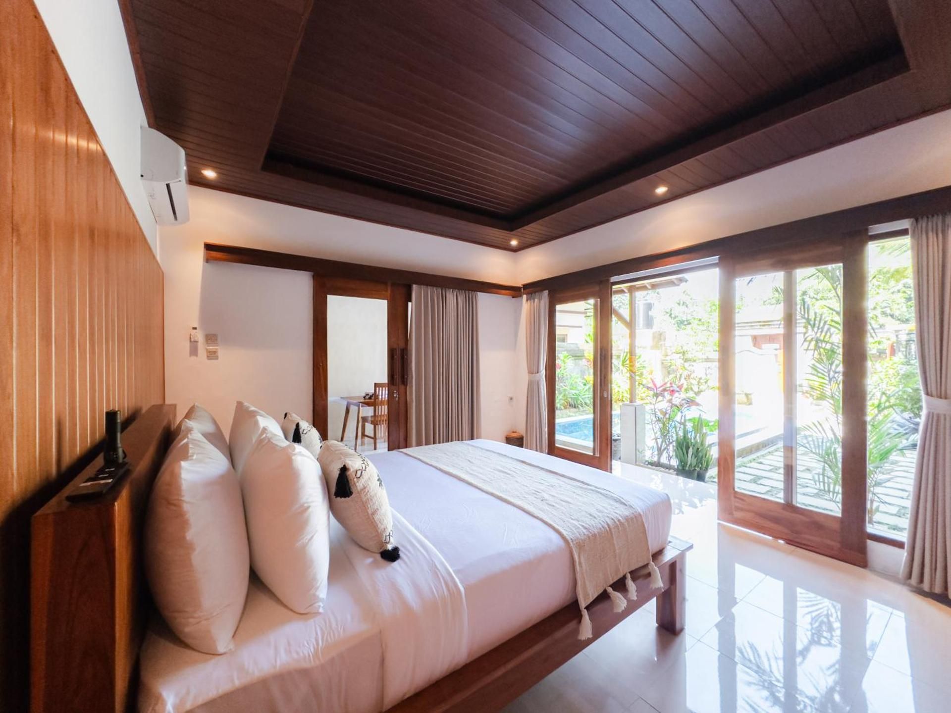 Deluxe Room with Bathtub