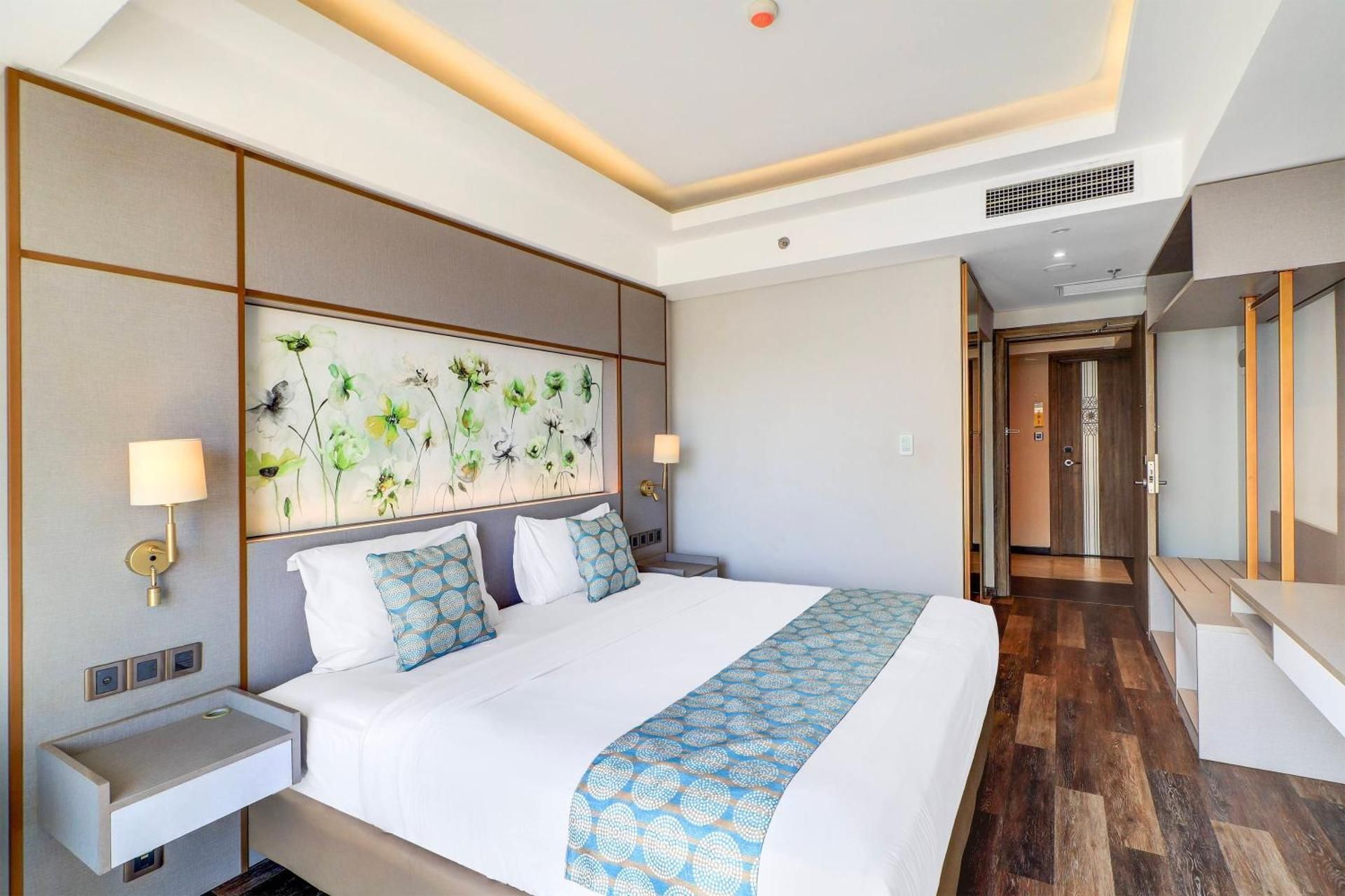 Junior Suite with Pool View