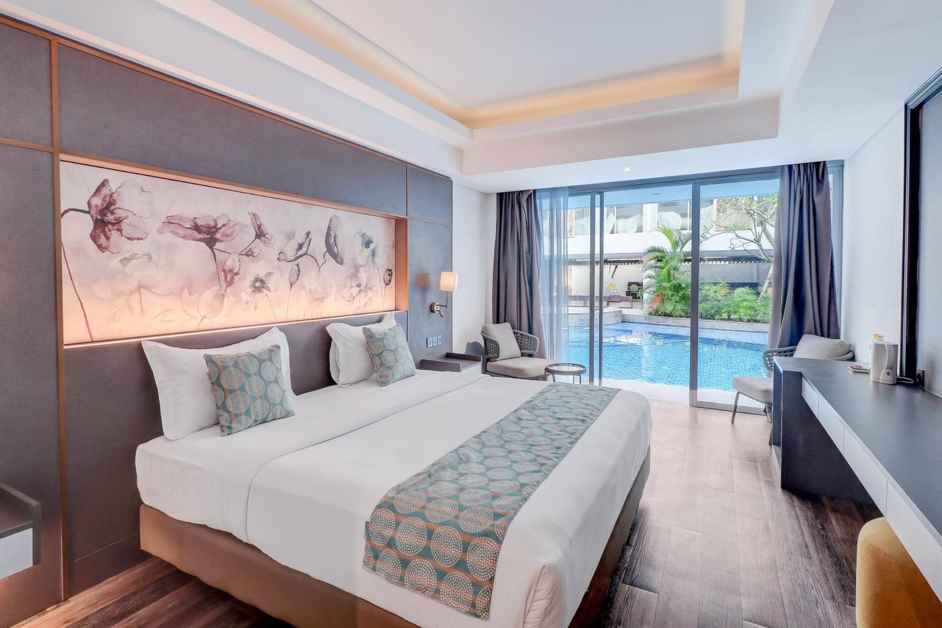 King Suite with Pool View