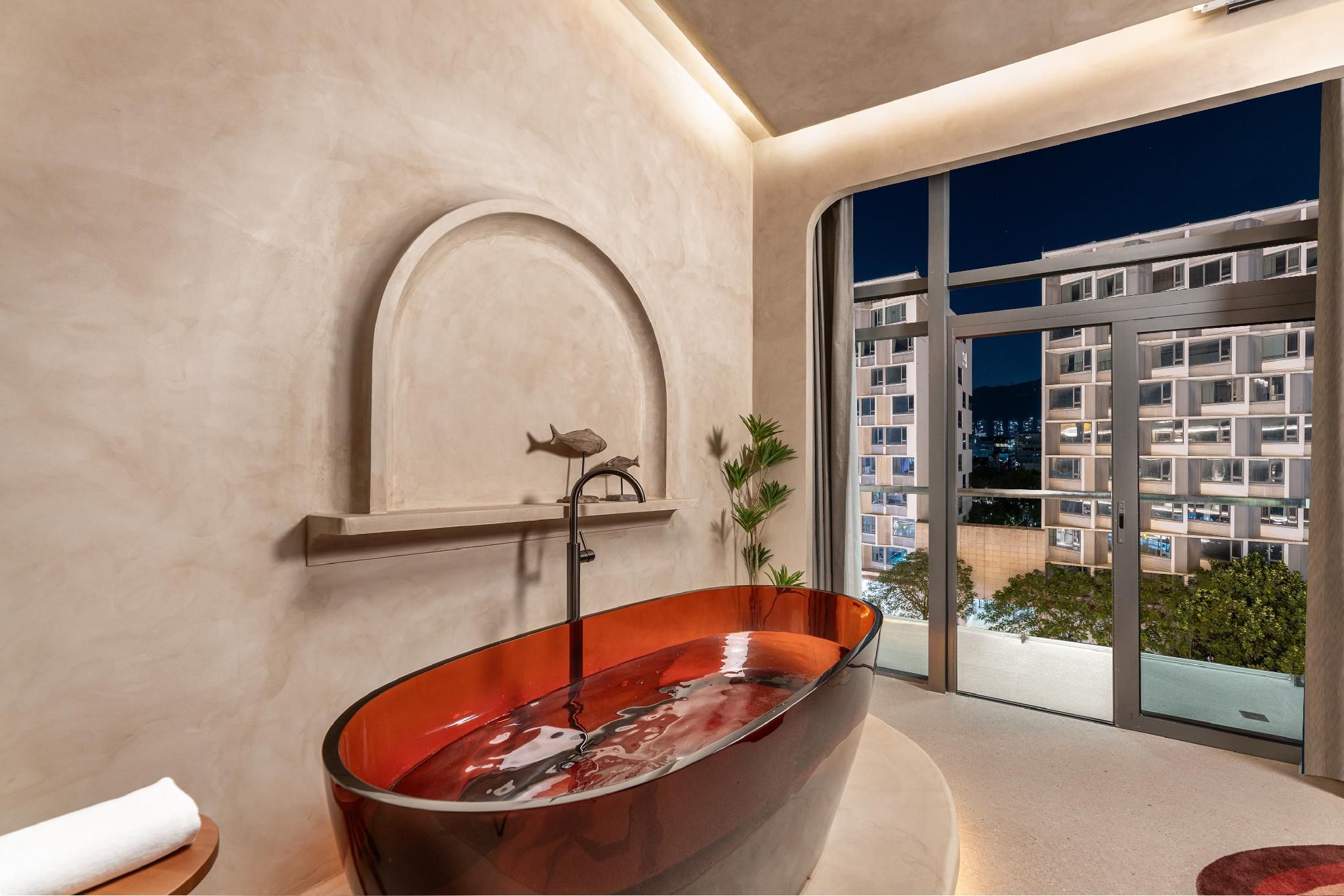 Deluxe Plus Queen Room