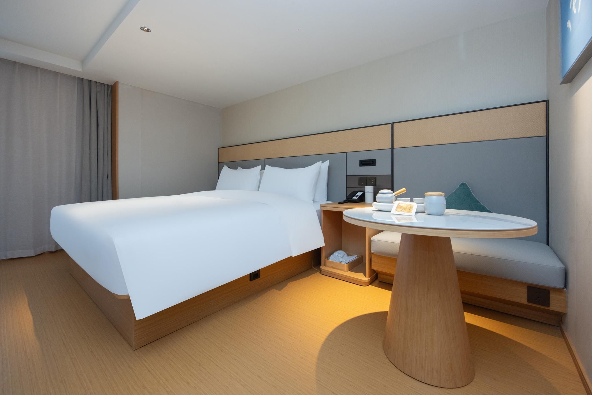 Business Queen Room
