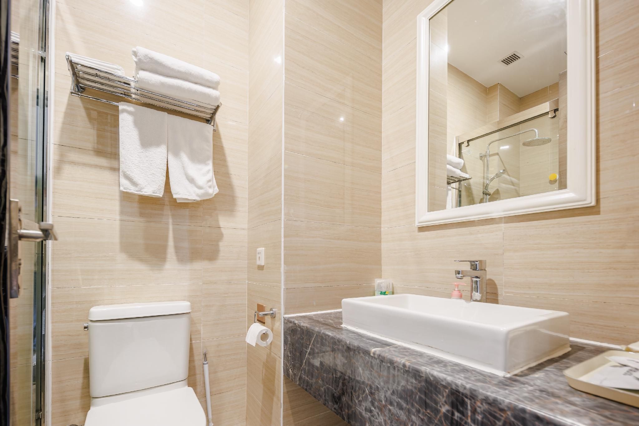 Deluxe Queen Queen Room