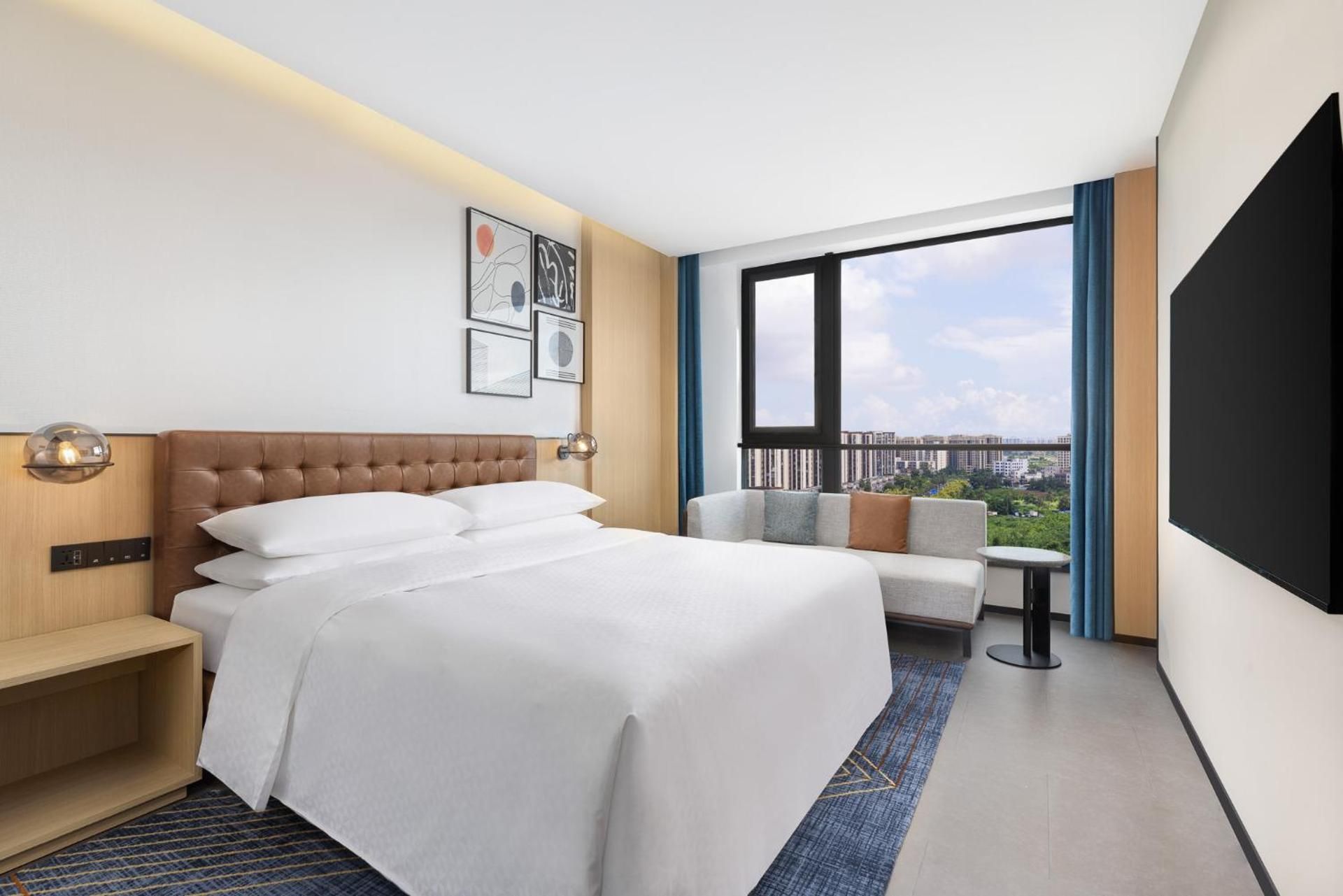 Superior King Room with City View