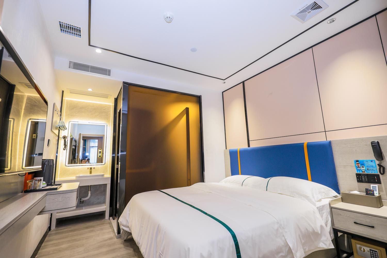 Hotel Queen Room