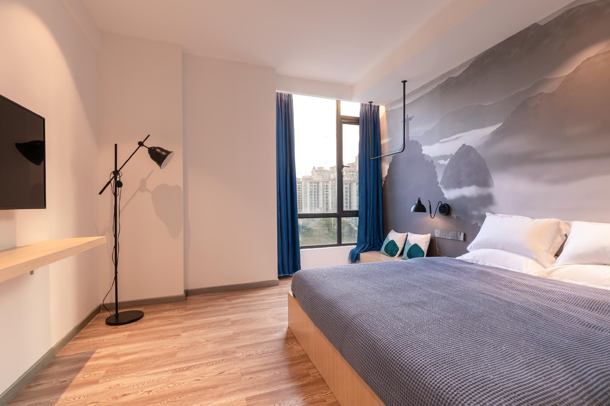 Stand Queen Room