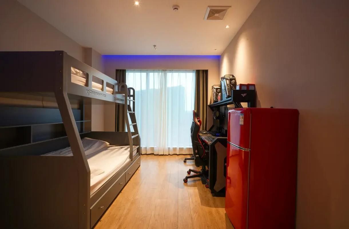 Gaming Room - 2 PCs Included